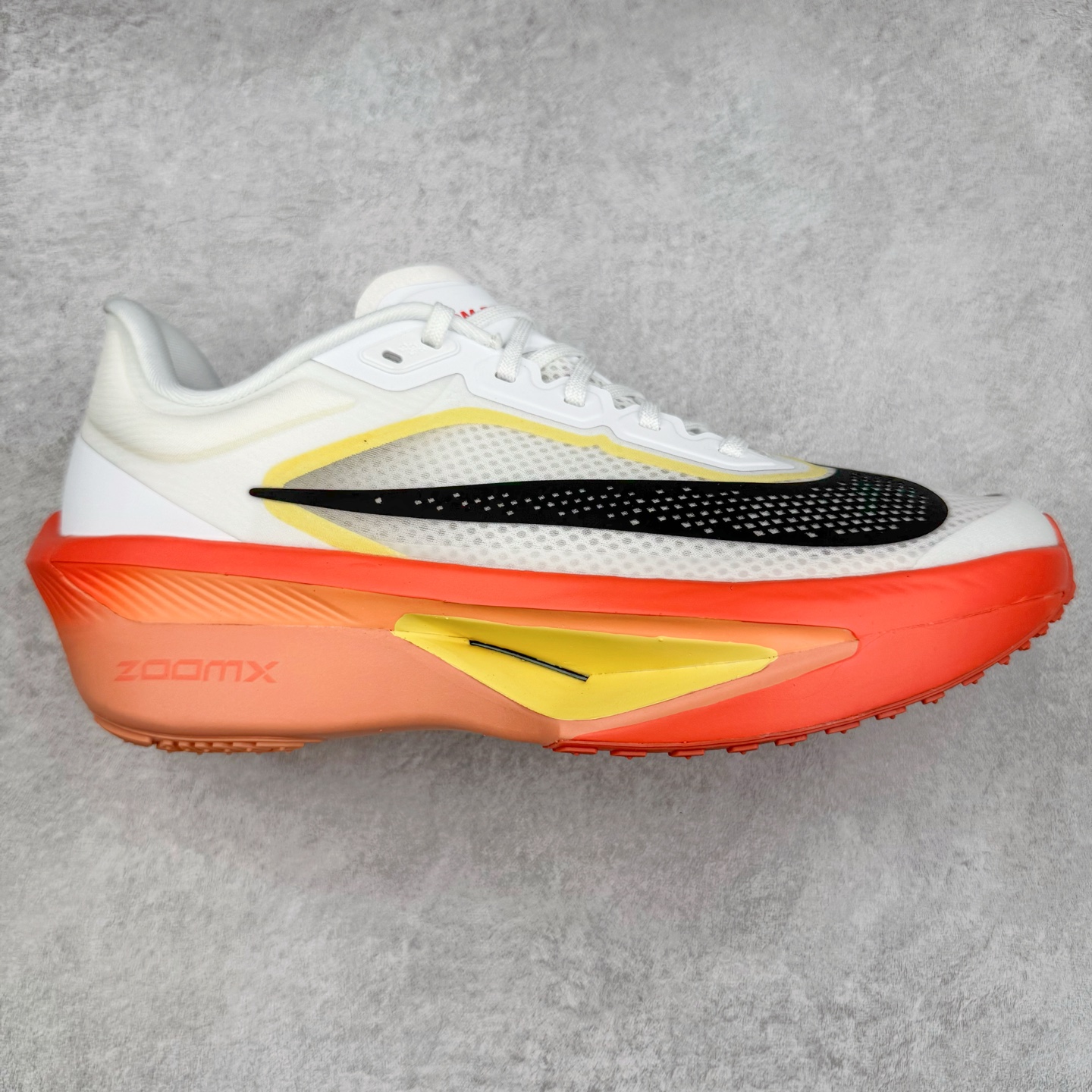 ＃TG纯原 NK ZoomX Invincible Run Flyknit 6 轻量跑鞋 飞织低帮休闲运动慢跑鞋 厚底增高 老爹鞋 此鞋专为短跑运动员而生 是为 5 至 10 公里距离的赛事和训练打造 整体设计采用流线型的轻质工程网眼材质构成鞋面 并与其他 Running 旗舰鞋款同样搭载全脚掌 ZoomX 缓冲中底 搭配 Pebax 物料与橡胶外底 ZoomX StreakFly 首发配色以Prototype呈现 其灵感是来自开发期间的磨损测试 透过编号的标记与内侧的预期跑步距离突出研发过程 货号： IR6657-108 尺码：36 36.5 37.5 38 38.5 39 40 40.5 41 42 42.5 43 44 45-选品中心