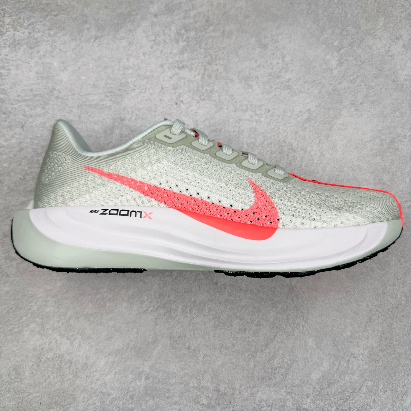 ＃TG纯原 NK Zoom Pegasus Plus 超级飞马涡轮增压马拉松慢跑鞋 FQ7261-001 在设计上延续了原版鞋款的经典风格，向 Pegasus Turbo 致敬。鞋面采用 Flyknit 材质，巧妙地在不同区域实现紧密与松散的编织结合。标志性的尼龙中部条纹与原版 Turbo 设计呼应。原有的 Flywire 被内部毡织带替代。鞋领的衬垫和鞋跟支撑则为鞋面增添了完善的细节。 与以往的 Turbo 型号采用双层泡沫不同，Pegasus Plus 使用了一体式 ZoomX 中底。鞋跟厚度为 35 毫米，前掌为 25 毫米，形成 10 毫米的落差，外底覆盖了大量橡胶，而 ZoomX 外露的部分也十分显眼。尺码：36 36.5 37.5 38 38.5 39 40 40.5 41 42 42.5 43 44 44.5 45-选品中心