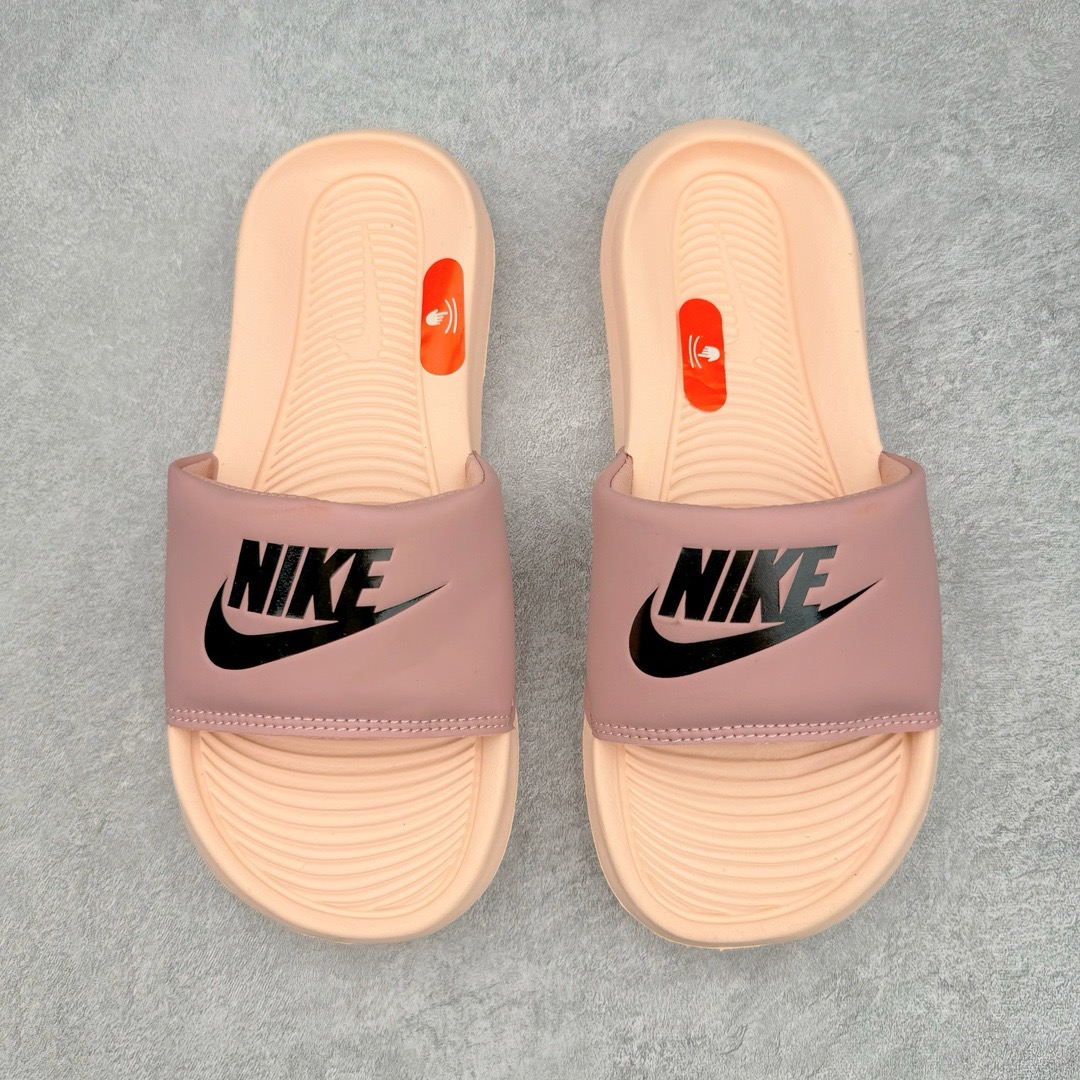 图片[10]-NK Victori One Slide Print Mix维多利一号系列夏季沙滩运动防滑一字潮流拖鞋 CN9675 简约清爽的夏季必备单品 焕新升级经典必备设计 轻松驾驭海滩和球场看台 轻盈舒适且易于穿搭 搭配全新柔软泡棉 舒适非凡 鞋床契合足形 融入抓附底纹 有助于妥帖包覆并稳固双足 宽版加垫固定带 兼具优质外观和出众穿着体验 尺码：36 36.5 37.5 38 38.5 39 40 40.5 41 42 42.5 43 44 45-选品中心