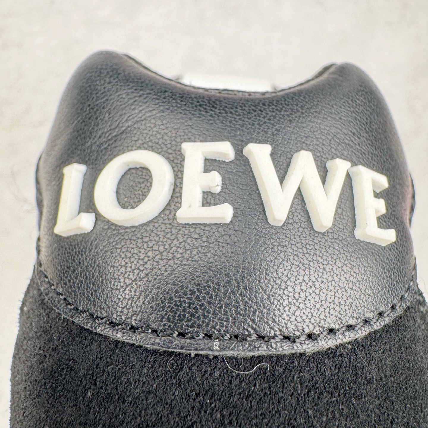 图片[21]-＃M纯原 LOEWE 2025 | Ballet Runner 2.0 罗意威新款芭蕾舞鞋拼色德训鞋阿甘鞋 全套原纸板楦头开发 后跟3D注塑橡胶LOEWE徽标 原厂数据大底磨具 进口羊皮内里加鞋垫 磁吸翻盖盒 内配帆布防尘袋 配件齐全 官方一致 原装纸板中底 带采用反绒牛皮革拼接头层皮饰片鞋面材质 鞋身原装高密度防刮防水尼龙面料 不对称鞋头造型 作为LOEWE的标志性设计 超柔软轻便且灵活的鞋底 新的波浪纹理橡胶外底 延伸至鞋头 升级的柔软皮革内衬和鞋床 提供最大舒适感 后跟有3D注塑橡胶徽标 真皮和皮料混搭彰显复古风格 拼色拼接鞋面 非常高级隐藏式小内增高 脚后跟设计新颖 柔软舒适 会被评为年度最舒适的暴走鞋 如履平地 内娱明星杨幂等众多同款上脚 小红书 一系列素材图 极具爆款 尺码：35 36 37 38 39 40 41 42 43 44 45-选品中心