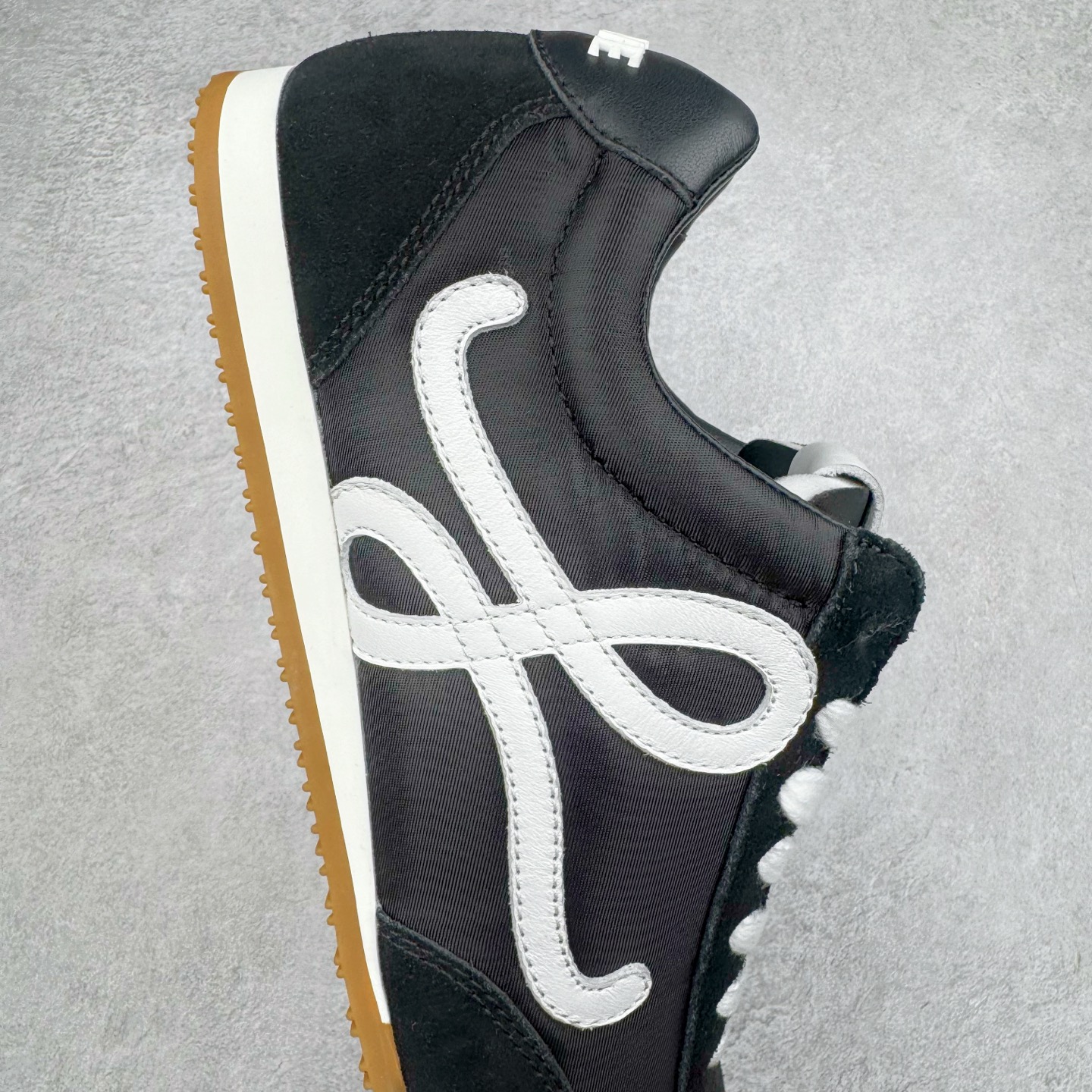 图片[6]-＃M纯原 LOEWE 2025 | Ballet Runner 2.0 罗意威新款芭蕾舞鞋拼色德训鞋阿甘鞋 全套原纸板楦头开发 后跟3D注塑橡胶LOEWE徽标 原厂数据大底磨具 进口羊皮内里加鞋垫 磁吸翻盖盒 内配帆布防尘袋 配件齐全 官方一致 原装纸板中底 带采用反绒牛皮革拼接头层皮饰片鞋面材质 鞋身原装高密度防刮防水尼龙面料 不对称鞋头造型 作为LOEWE的标志性设计 超柔软轻便且灵活的鞋底 新的波浪纹理橡胶外底 延伸至鞋头 升级的柔软皮革内衬和鞋床 提供最大舒适感 后跟有3D注塑橡胶徽标 真皮和皮料混搭彰显复古风格 拼色拼接鞋面 非常高级隐藏式小内增高 脚后跟设计新颖 柔软舒适 会被评为年度最舒适的暴走鞋 如履平地 内娱明星杨幂等众多同款上脚 小红书 一系列素材图 极具爆款 尺码：35 36 37 38 39 40 41 42 43 44 45-选品中心