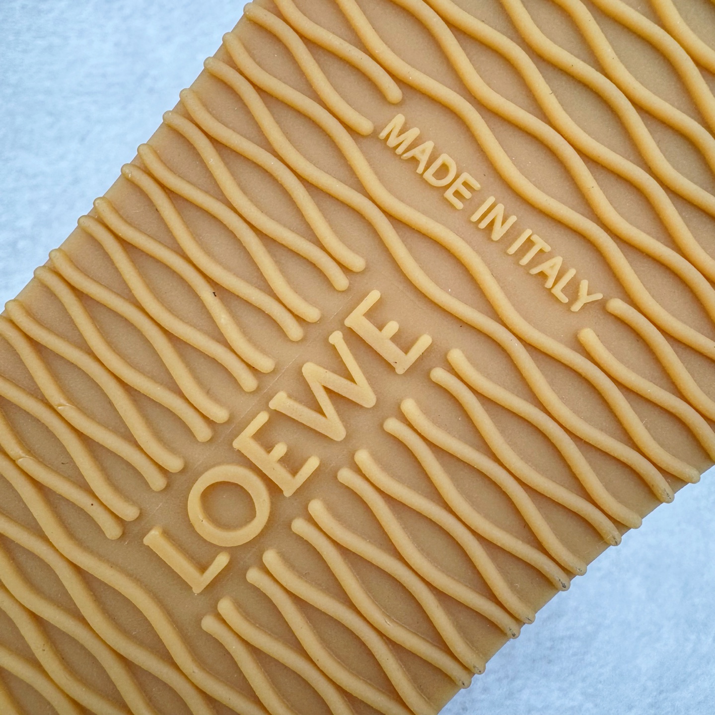 图片[20]-＃M纯原 LOEWE 2025 | Ballet Runner 2.0 罗意威新款芭蕾舞鞋拼色德训鞋阿甘鞋 全套原纸板楦头开发 后跟3D注塑橡胶LOEWE徽标 原厂数据大底磨具 进口羊皮内里加鞋垫 磁吸翻盖盒 内配帆布防尘袋 配件齐全 官方一致 原装纸板中底 带采用反绒牛皮革拼接头层皮饰片鞋面材质 鞋身原装高密度防刮防水尼龙面料 不对称鞋头造型 作为LOEWE的标志性设计 超柔软轻便且灵活的鞋底 新的波浪纹理橡胶外底 延伸至鞋头 升级的柔软皮革内衬和鞋床 提供最大舒适感 后跟有3D注塑橡胶徽标 真皮和皮料混搭彰显复古风格 拼色拼接鞋面 非常高级隐藏式小内增高 脚后跟设计新颖 柔软舒适 会被评为年度最舒适的暴走鞋 如履平地 内娱明星杨幂等众多同款上脚 小红书 一系列素材图 极具爆款 尺码：35 36 37 38 39 40 41 42 43 44 45-选品中心