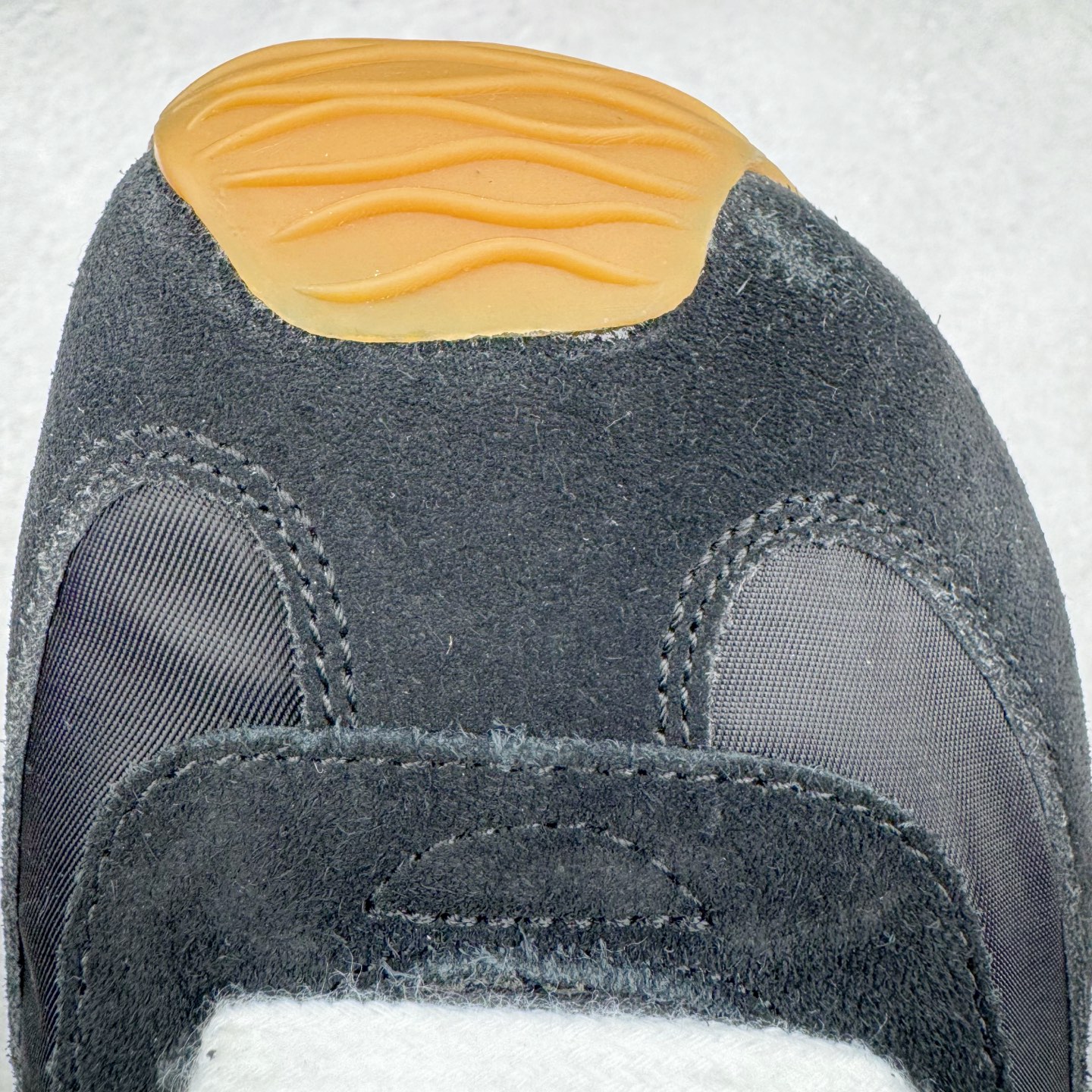 图片[22]-＃M纯原 LOEWE 2025 | Ballet Runner 2.0 罗意威新款芭蕾舞鞋拼色德训鞋阿甘鞋 全套原纸板楦头开发 后跟3D注塑橡胶LOEWE徽标 原厂数据大底磨具 进口羊皮内里加鞋垫 磁吸翻盖盒 内配帆布防尘袋 配件齐全 官方一致 原装纸板中底 带采用反绒牛皮革拼接头层皮饰片鞋面材质 鞋身原装高密度防刮防水尼龙面料 不对称鞋头造型 作为LOEWE的标志性设计 超柔软轻便且灵活的鞋底 新的波浪纹理橡胶外底 延伸至鞋头 升级的柔软皮革内衬和鞋床 提供最大舒适感 后跟有3D注塑橡胶徽标 真皮和皮料混搭彰显复古风格 拼色拼接鞋面 非常高级隐藏式小内增高 脚后跟设计新颖 柔软舒适 会被评为年度最舒适的暴走鞋 如履平地 内娱明星杨幂等众多同款上脚 小红书 一系列素材图 极具爆款 尺码：35 36 37 38 39 40 41 42 43 44 45-选品中心