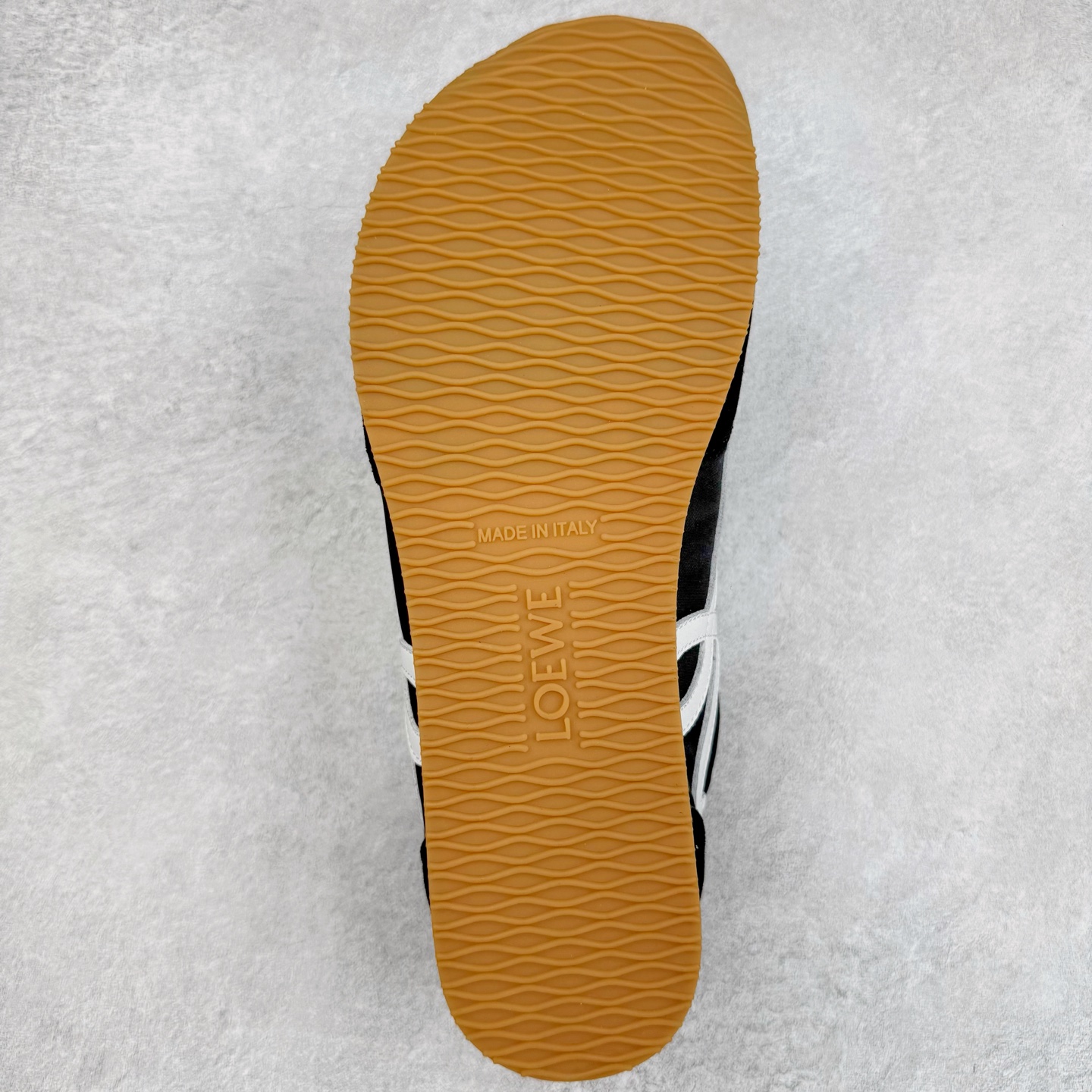 图片[9]-＃M纯原 LOEWE 2025 | Ballet Runner 2.0 罗意威新款芭蕾舞鞋拼色德训鞋阿甘鞋 全套原纸板楦头开发 后跟3D注塑橡胶LOEWE徽标 原厂数据大底磨具 进口羊皮内里加鞋垫 磁吸翻盖盒 内配帆布防尘袋 配件齐全 官方一致 原装纸板中底 带采用反绒牛皮革拼接头层皮饰片鞋面材质 鞋身原装高密度防刮防水尼龙面料 不对称鞋头造型 作为LOEWE的标志性设计 超柔软轻便且灵活的鞋底 新的波浪纹理橡胶外底 延伸至鞋头 升级的柔软皮革内衬和鞋床 提供最大舒适感 后跟有3D注塑橡胶徽标 真皮和皮料混搭彰显复古风格 拼色拼接鞋面 非常高级隐藏式小内增高 脚后跟设计新颖 柔软舒适 会被评为年度最舒适的暴走鞋 如履平地 内娱明星杨幂等众多同款上脚 小红书 一系列素材图 极具爆款 尺码：35 36 37 38 39 40 41 42 43 44 45-选品中心