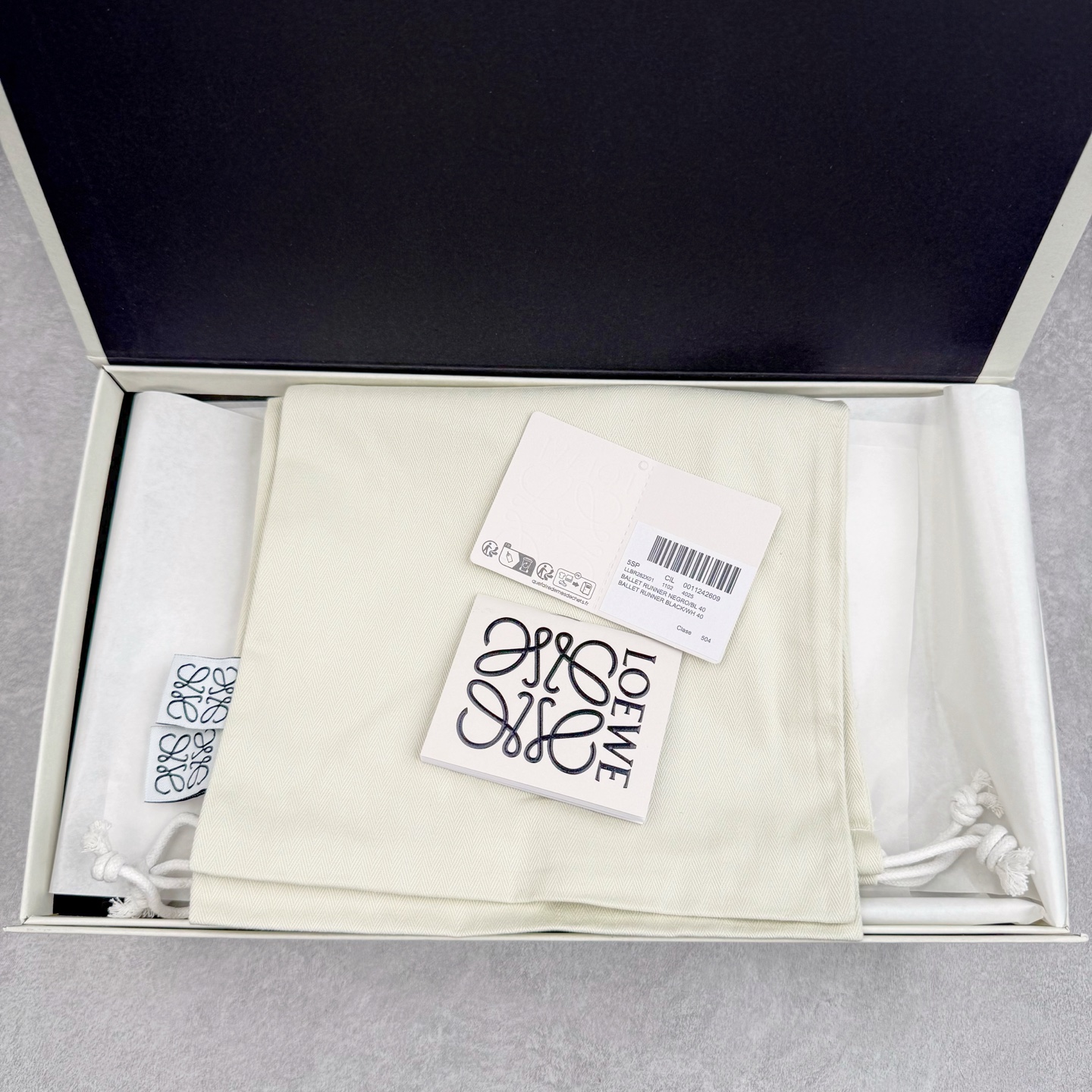 图片[11]-＃M纯原 LOEWE 2025 | Ballet Runner 2.0 罗意威新款芭蕾舞鞋拼色德训鞋阿甘鞋 全套原纸板楦头开发 后跟3D注塑橡胶LOEWE徽标 原厂数据大底磨具 进口羊皮内里加鞋垫 磁吸翻盖盒 内配帆布防尘袋 配件齐全 官方一致 原装纸板中底 带采用反绒牛皮革拼接头层皮饰片鞋面材质 鞋身原装高密度防刮防水尼龙面料 不对称鞋头造型 作为LOEWE的标志性设计 超柔软轻便且灵活的鞋底 新的波浪纹理橡胶外底 延伸至鞋头 升级的柔软皮革内衬和鞋床 提供最大舒适感 后跟有3D注塑橡胶徽标 真皮和皮料混搭彰显复古风格 拼色拼接鞋面 非常高级隐藏式小内增高 脚后跟设计新颖 柔软舒适 会被评为年度最舒适的暴走鞋 如履平地 内娱明星杨幂等众多同款上脚 小红书 一系列素材图 极具爆款 尺码：35 36 37 38 39 40 41 42 43 44 45-选品中心