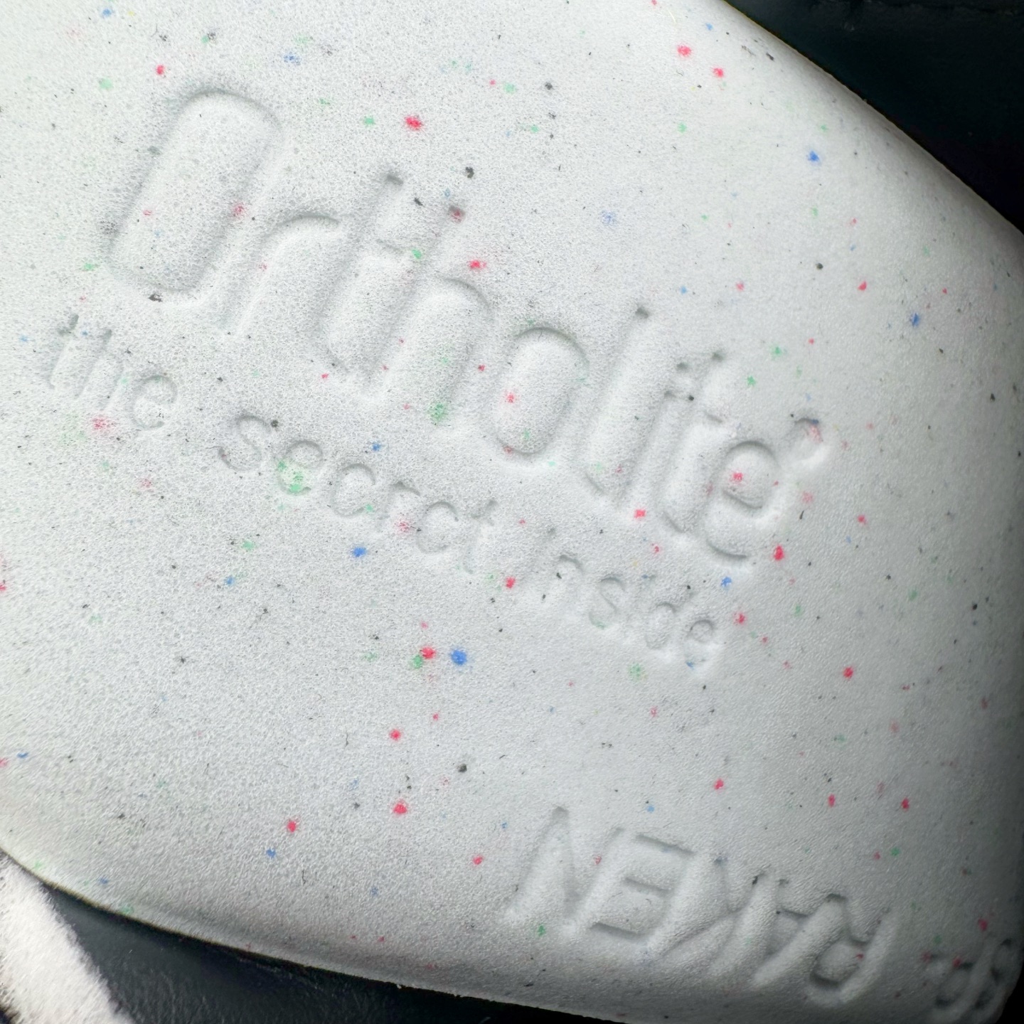 图片[12]-＃M纯原 LOEWE 2025 | Ballet Runner 2.0 罗意威新款芭蕾舞鞋拼色德训鞋阿甘鞋 全套原纸板楦头开发 后跟3D注塑橡胶LOEWE徽标 原厂数据大底磨具 进口羊皮内里加鞋垫 磁吸翻盖盒 内配帆布防尘袋 配件齐全 官方一致 原装纸板中底 带采用反绒牛皮革拼接头层皮饰片鞋面材质 鞋身原装高密度防刮防水尼龙面料 不对称鞋头造型 作为LOEWE的标志性设计 超柔软轻便且灵活的鞋底 新的波浪纹理橡胶外底 延伸至鞋头 升级的柔软皮革内衬和鞋床 提供最大舒适感 后跟有3D注塑橡胶徽标 真皮和皮料混搭彰显复古风格 拼色拼接鞋面 非常高级隐藏式小内增高 脚后跟设计新颖 柔软舒适 会被评为年度最舒适的暴走鞋 如履平地 内娱明星杨幂等众多同款上脚 小红书 一系列素材图 极具爆款 尺码：35 36 37 38 39 40 41 42 43 44 45-选品中心