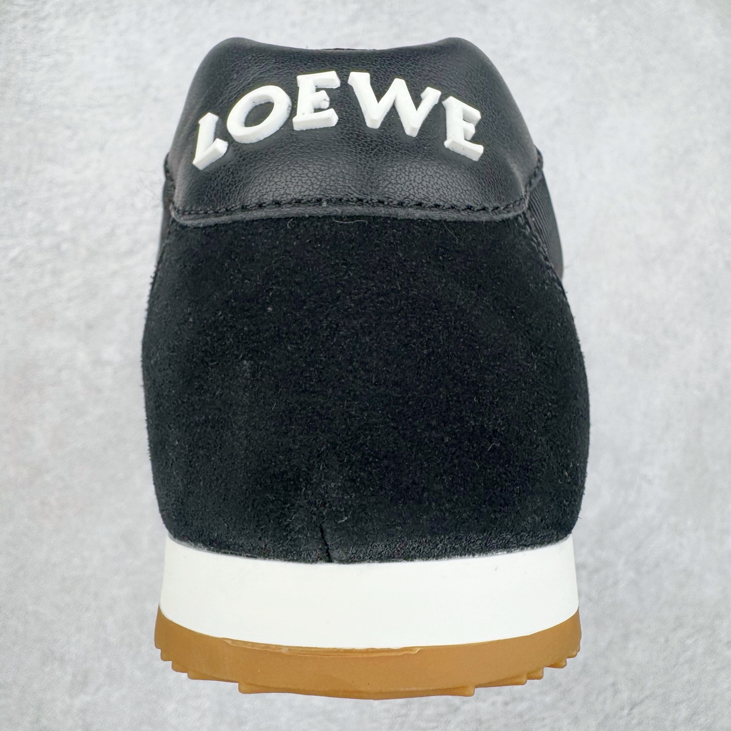 图片[8]-＃M纯原 LOEWE 2025 | Ballet Runner 2.0 罗意威新款芭蕾舞鞋拼色德训鞋阿甘鞋 全套原纸板楦头开发 后跟3D注塑橡胶LOEWE徽标 原厂数据大底磨具 进口羊皮内里加鞋垫 磁吸翻盖盒 内配帆布防尘袋 配件齐全 官方一致 原装纸板中底 带采用反绒牛皮革拼接头层皮饰片鞋面材质 鞋身原装高密度防刮防水尼龙面料 不对称鞋头造型 作为LOEWE的标志性设计 超柔软轻便且灵活的鞋底 新的波浪纹理橡胶外底 延伸至鞋头 升级的柔软皮革内衬和鞋床 提供最大舒适感 后跟有3D注塑橡胶徽标 真皮和皮料混搭彰显复古风格 拼色拼接鞋面 非常高级隐藏式小内增高 脚后跟设计新颖 柔软舒适 会被评为年度最舒适的暴走鞋 如履平地 内娱明星杨幂等众多同款上脚 小红书 一系列素材图 极具爆款 尺码：35 36 37 38 39 40 41 42 43 44 45-选品中心