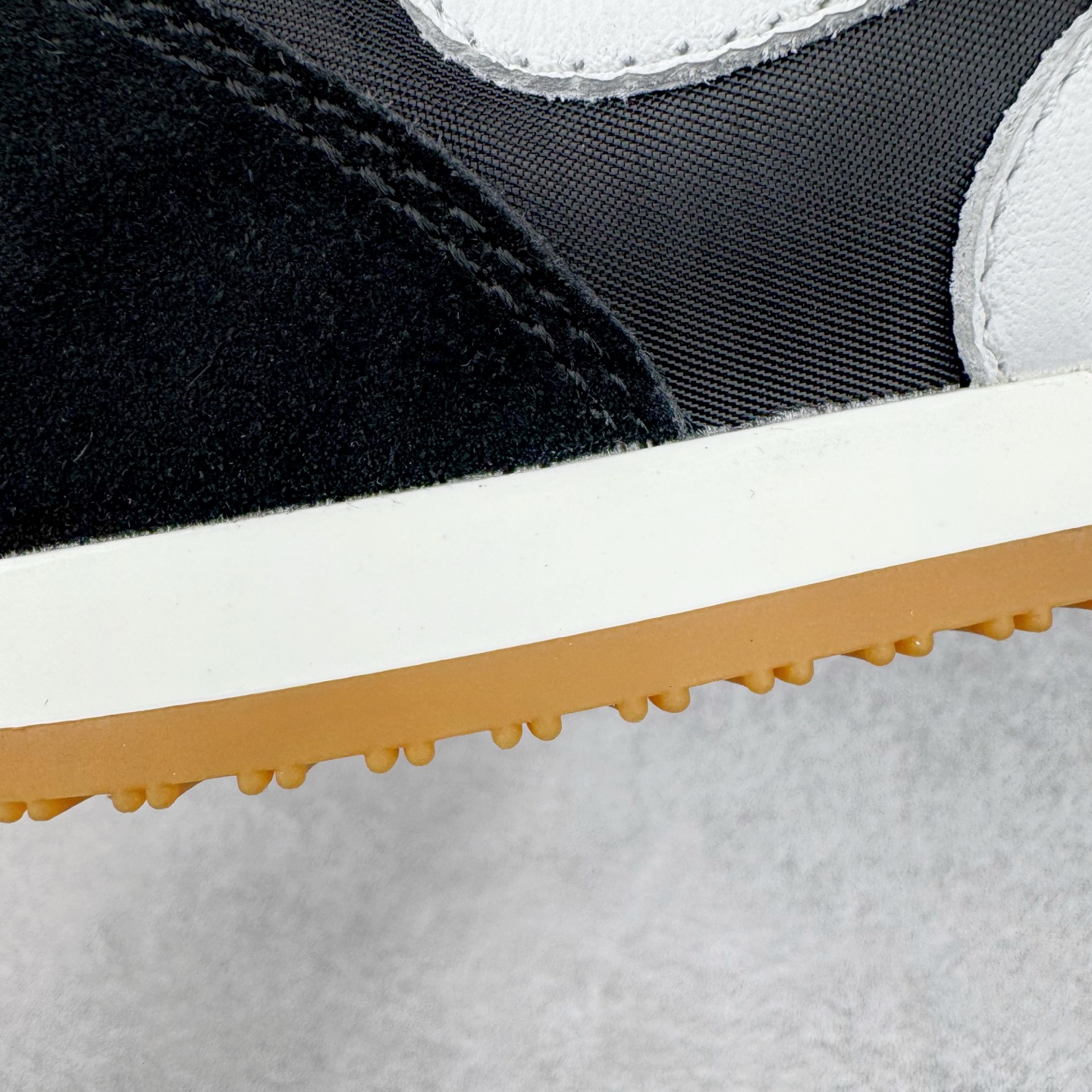 图片[16]-＃M纯原 LOEWE 2025 | Ballet Runner 2.0 罗意威新款芭蕾舞鞋拼色德训鞋阿甘鞋 全套原纸板楦头开发 后跟3D注塑橡胶LOEWE徽标 原厂数据大底磨具 进口羊皮内里加鞋垫 磁吸翻盖盒 内配帆布防尘袋 配件齐全 官方一致 原装纸板中底 带采用反绒牛皮革拼接头层皮饰片鞋面材质 鞋身原装高密度防刮防水尼龙面料 不对称鞋头造型 作为LOEWE的标志性设计 超柔软轻便且灵活的鞋底 新的波浪纹理橡胶外底 延伸至鞋头 升级的柔软皮革内衬和鞋床 提供最大舒适感 后跟有3D注塑橡胶徽标 真皮和皮料混搭彰显复古风格 拼色拼接鞋面 非常高级隐藏式小内增高 脚后跟设计新颖 柔软舒适 会被评为年度最舒适的暴走鞋 如履平地 内娱明星杨幂等众多同款上脚 小红书 一系列素材图 极具爆款 尺码：35 36 37 38 39 40 41 42 43 44 45-选品中心