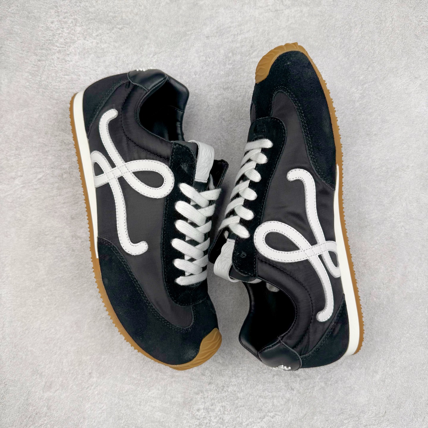 图片[3]-＃M纯原 LOEWE 2025 | Ballet Runner 2.0 罗意威新款芭蕾舞鞋拼色德训鞋阿甘鞋 全套原纸板楦头开发 后跟3D注塑橡胶LOEWE徽标 原厂数据大底磨具 进口羊皮内里加鞋垫 磁吸翻盖盒 内配帆布防尘袋 配件齐全 官方一致 原装纸板中底 带采用反绒牛皮革拼接头层皮饰片鞋面材质 鞋身原装高密度防刮防水尼龙面料 不对称鞋头造型 作为LOEWE的标志性设计 超柔软轻便且灵活的鞋底 新的波浪纹理橡胶外底 延伸至鞋头 升级的柔软皮革内衬和鞋床 提供最大舒适感 后跟有3D注塑橡胶徽标 真皮和皮料混搭彰显复古风格 拼色拼接鞋面 非常高级隐藏式小内增高 脚后跟设计新颖 柔软舒适 会被评为年度最舒适的暴走鞋 如履平地 内娱明星杨幂等众多同款上脚 小红书 一系列素材图 极具爆款 尺码：35 36 37 38 39 40 41 42 43 44 45-选品中心