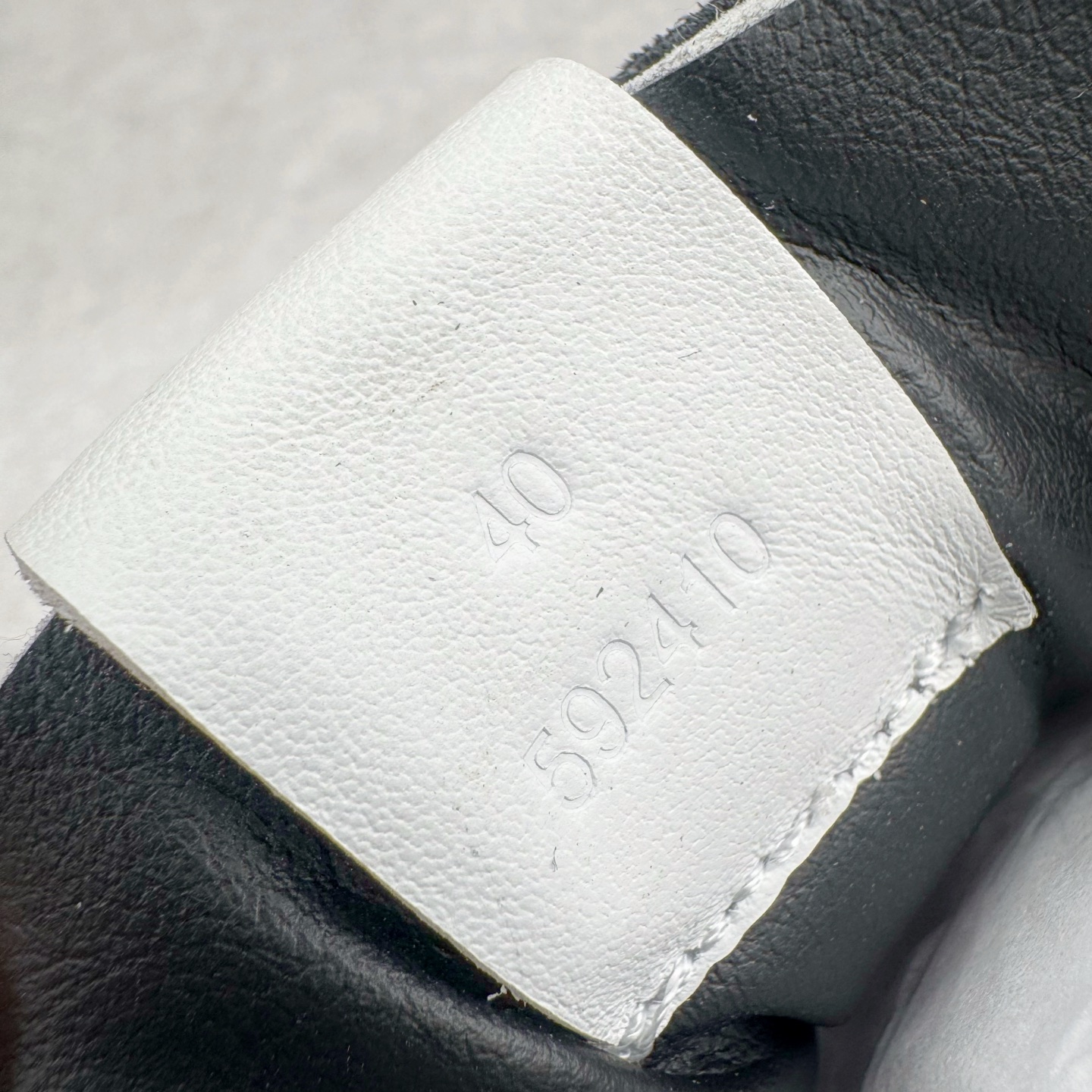 图片[15]-＃M纯原 LOEWE 2025 | Ballet Runner 2.0 罗意威新款芭蕾舞鞋拼色德训鞋阿甘鞋 全套原纸板楦头开发 后跟3D注塑橡胶LOEWE徽标 原厂数据大底磨具 进口羊皮内里加鞋垫 磁吸翻盖盒 内配帆布防尘袋 配件齐全 官方一致 原装纸板中底 带采用反绒牛皮革拼接头层皮饰片鞋面材质 鞋身原装高密度防刮防水尼龙面料 不对称鞋头造型 作为LOEWE的标志性设计 超柔软轻便且灵活的鞋底 新的波浪纹理橡胶外底 延伸至鞋头 升级的柔软皮革内衬和鞋床 提供最大舒适感 后跟有3D注塑橡胶徽标 真皮和皮料混搭彰显复古风格 拼色拼接鞋面 非常高级隐藏式小内增高 脚后跟设计新颖 柔软舒适 会被评为年度最舒适的暴走鞋 如履平地 内娱明星杨幂等众多同款上脚 小红书 一系列素材图 极具爆款 尺码：35 36 37 38 39 40 41 42 43 44 45-选品中心