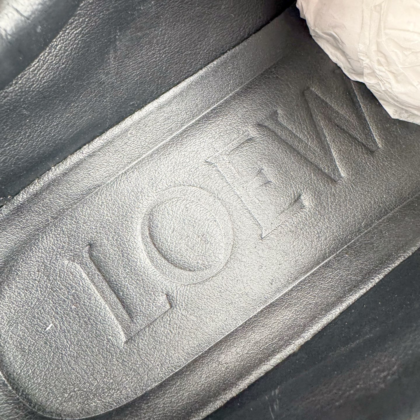 图片[14]-＃M纯原 LOEWE 2025 | Ballet Runner 2.0 罗意威新款芭蕾舞鞋拼色德训鞋阿甘鞋 全套原纸板楦头开发 后跟3D注塑橡胶LOEWE徽标 原厂数据大底磨具 进口羊皮内里加鞋垫 磁吸翻盖盒 内配帆布防尘袋 配件齐全 官方一致 原装纸板中底 带采用反绒牛皮革拼接头层皮饰片鞋面材质 鞋身原装高密度防刮防水尼龙面料 不对称鞋头造型 作为LOEWE的标志性设计 超柔软轻便且灵活的鞋底 新的波浪纹理橡胶外底 延伸至鞋头 升级的柔软皮革内衬和鞋床 提供最大舒适感 后跟有3D注塑橡胶徽标 真皮和皮料混搭彰显复古风格 拼色拼接鞋面 非常高级隐藏式小内增高 脚后跟设计新颖 柔软舒适 会被评为年度最舒适的暴走鞋 如履平地 内娱明星杨幂等众多同款上脚 小红书 一系列素材图 极具爆款 尺码：35 36 37 38 39 40 41 42 43 44 45-选品中心