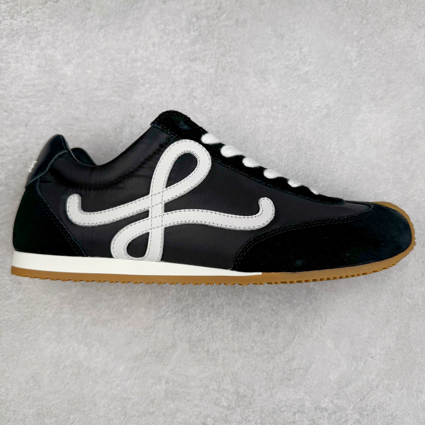 ＃M纯原 LOEWE 2025 | Ballet Runner 2.0 罗意威新款芭蕾舞鞋拼色德训鞋阿甘鞋 全套原纸板楦头开发 后跟3D注塑橡胶LOEWE徽标 原厂数据大底磨具 进口羊皮内里加鞋垫 磁吸翻盖盒 内配帆布防尘袋 配件齐全 官方一致 原装纸板中底 带采用反绒牛皮革拼接头层皮饰片鞋面材质 鞋身原装高密度防刮防水尼龙面料 不对称鞋头造型 作为LOEWE的标志性设计 超柔软轻便且灵活的鞋底 新的波浪纹理橡胶外底 延伸至鞋头 升级的柔软皮革内衬和鞋床 提供最大舒适感 后跟有3D注塑橡胶徽标 真皮和皮料混搭彰显复古风格 拼色拼接鞋面 非常高级隐藏式小内增高 脚后跟设计新颖 柔软舒适 会被评为年度最舒适的暴走鞋 如履平地 内娱明星杨幂等众多同款上脚 小红书 一系列素材图 极具爆款 尺码：35 36 37 38 39 40 41 42 43 44 45-选品中心