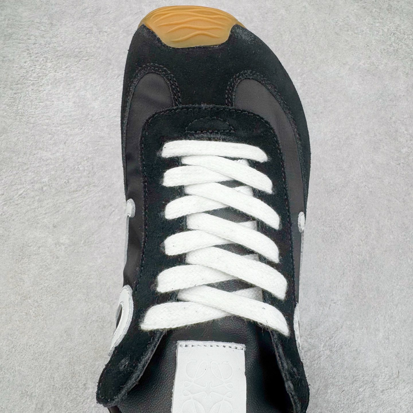 图片[4]-＃M纯原 LOEWE 2025 | Ballet Runner 2.0 罗意威新款芭蕾舞鞋拼色德训鞋阿甘鞋 全套原纸板楦头开发 后跟3D注塑橡胶LOEWE徽标 原厂数据大底磨具 进口羊皮内里加鞋垫 磁吸翻盖盒 内配帆布防尘袋 配件齐全 官方一致 原装纸板中底 带采用反绒牛皮革拼接头层皮饰片鞋面材质 鞋身原装高密度防刮防水尼龙面料 不对称鞋头造型 作为LOEWE的标志性设计 超柔软轻便且灵活的鞋底 新的波浪纹理橡胶外底 延伸至鞋头 升级的柔软皮革内衬和鞋床 提供最大舒适感 后跟有3D注塑橡胶徽标 真皮和皮料混搭彰显复古风格 拼色拼接鞋面 非常高级隐藏式小内增高 脚后跟设计新颖 柔软舒适 会被评为年度最舒适的暴走鞋 如履平地 内娱明星杨幂等众多同款上脚 小红书 一系列素材图 极具爆款 尺码：35 36 37 38 39 40 41 42 43 44 45-选品中心