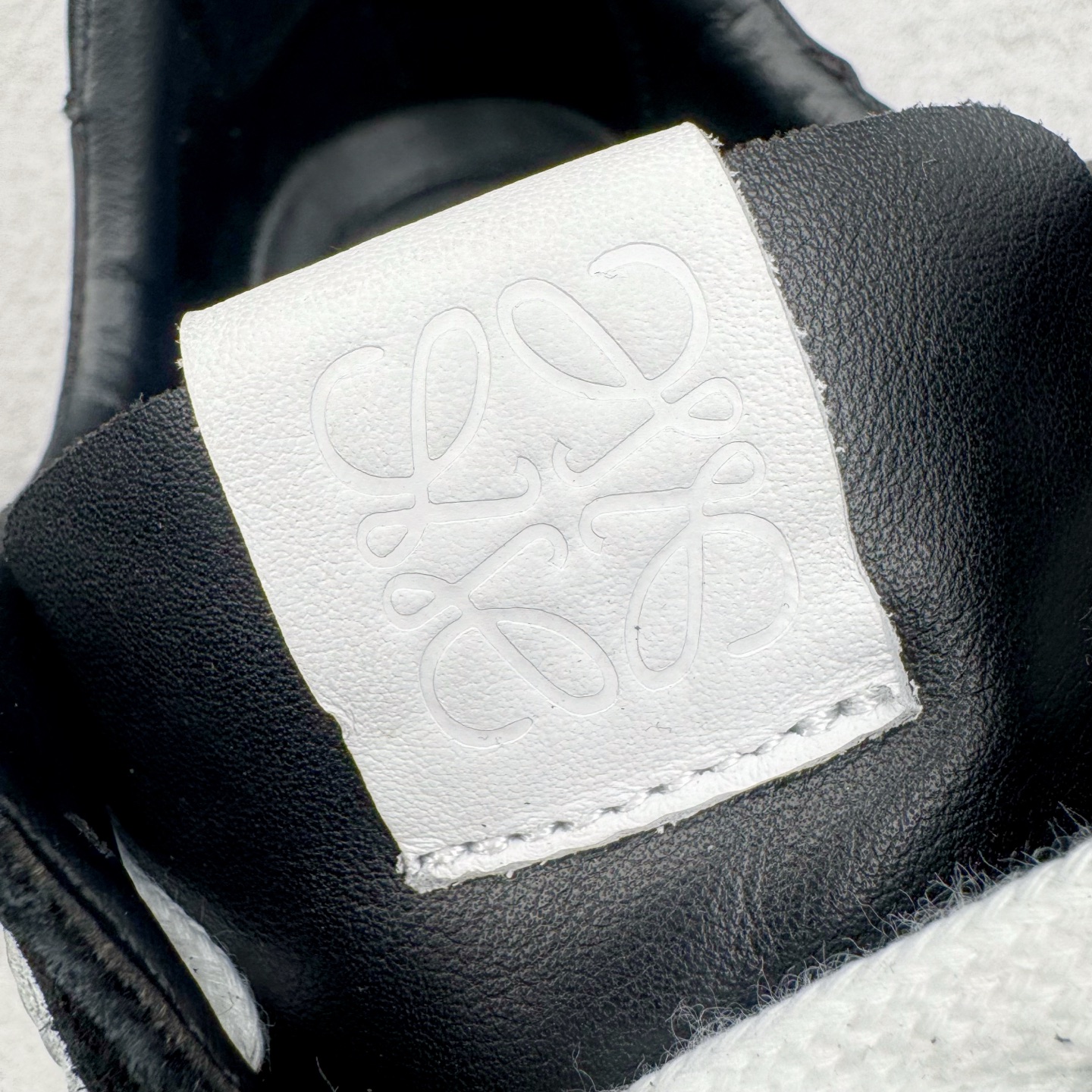 图片[18]-＃M纯原 LOEWE 2025 | Ballet Runner 2.0 罗意威新款芭蕾舞鞋拼色德训鞋阿甘鞋 全套原纸板楦头开发 后跟3D注塑橡胶LOEWE徽标 原厂数据大底磨具 进口羊皮内里加鞋垫 磁吸翻盖盒 内配帆布防尘袋 配件齐全 官方一致 原装纸板中底 带采用反绒牛皮革拼接头层皮饰片鞋面材质 鞋身原装高密度防刮防水尼龙面料 不对称鞋头造型 作为LOEWE的标志性设计 超柔软轻便且灵活的鞋底 新的波浪纹理橡胶外底 延伸至鞋头 升级的柔软皮革内衬和鞋床 提供最大舒适感 后跟有3D注塑橡胶徽标 真皮和皮料混搭彰显复古风格 拼色拼接鞋面 非常高级隐藏式小内增高 脚后跟设计新颖 柔软舒适 会被评为年度最舒适的暴走鞋 如履平地 内娱明星杨幂等众多同款上脚 小红书 一系列素材图 极具爆款 尺码：35 36 37 38 39 40 41 42 43 44 45-选品中心