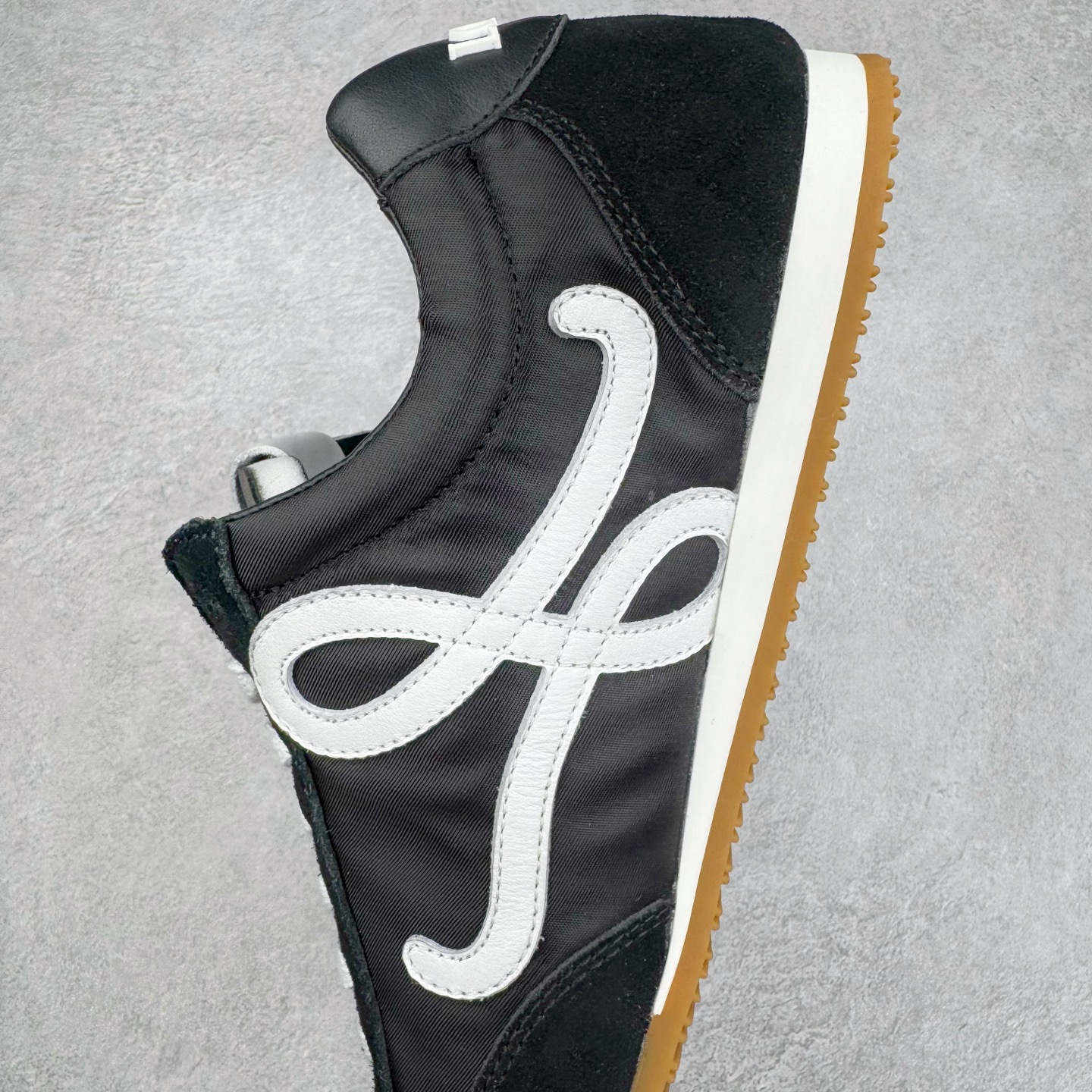 图片[7]-＃M纯原 LOEWE 2025 | Ballet Runner 2.0 罗意威新款芭蕾舞鞋拼色德训鞋阿甘鞋 全套原纸板楦头开发 后跟3D注塑橡胶LOEWE徽标 原厂数据大底磨具 进口羊皮内里加鞋垫 磁吸翻盖盒 内配帆布防尘袋 配件齐全 官方一致 原装纸板中底 带采用反绒牛皮革拼接头层皮饰片鞋面材质 鞋身原装高密度防刮防水尼龙面料 不对称鞋头造型 作为LOEWE的标志性设计 超柔软轻便且灵活的鞋底 新的波浪纹理橡胶外底 延伸至鞋头 升级的柔软皮革内衬和鞋床 提供最大舒适感 后跟有3D注塑橡胶徽标 真皮和皮料混搭彰显复古风格 拼色拼接鞋面 非常高级隐藏式小内增高 脚后跟设计新颖 柔软舒适 会被评为年度最舒适的暴走鞋 如履平地 内娱明星杨幂等众多同款上脚 小红书 一系列素材图 极具爆款 尺码：35 36 37 38 39 40 41 42 43 44 45-选品中心