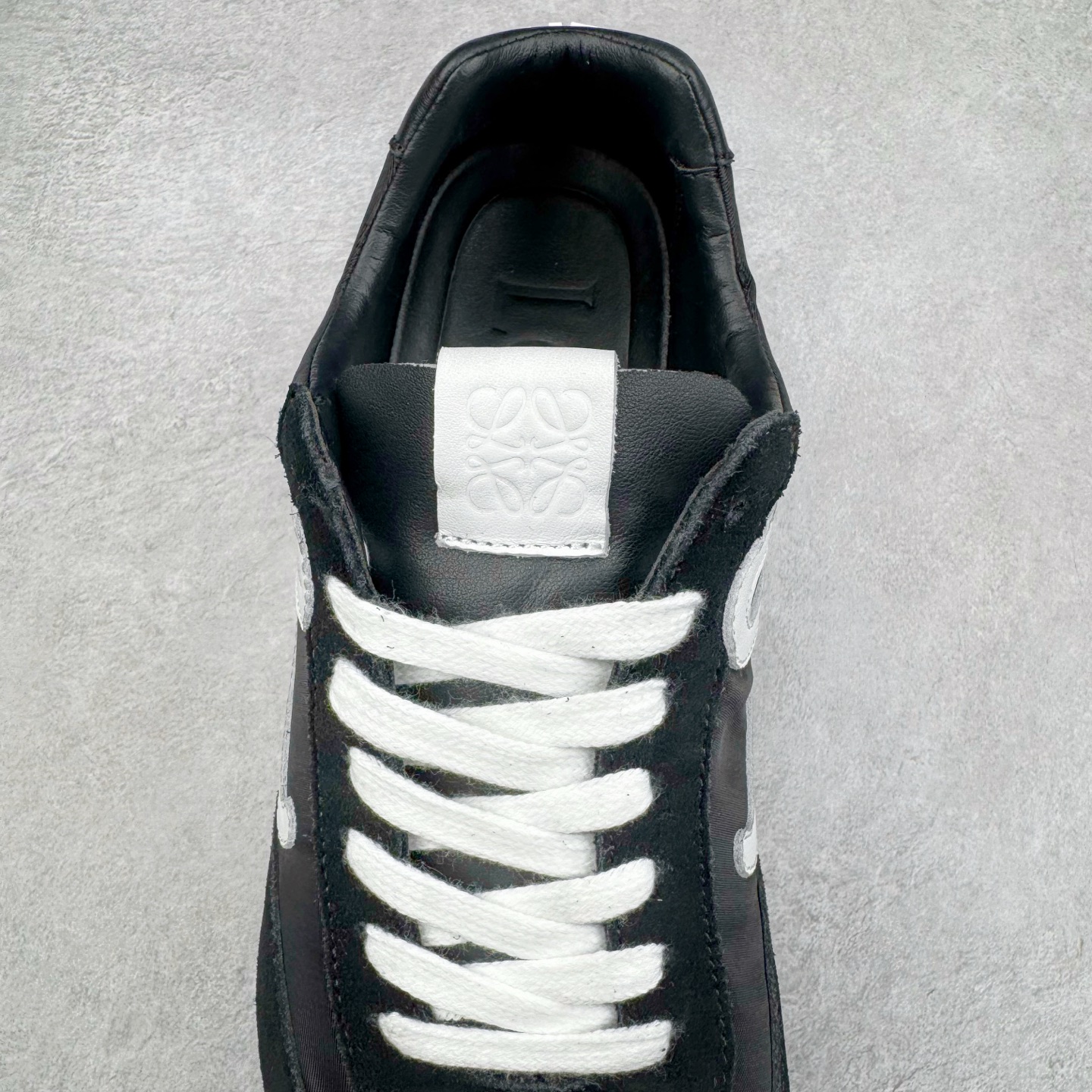 图片[5]-＃M纯原 LOEWE 2025 | Ballet Runner 2.0 罗意威新款芭蕾舞鞋拼色德训鞋阿甘鞋 全套原纸板楦头开发 后跟3D注塑橡胶LOEWE徽标 原厂数据大底磨具 进口羊皮内里加鞋垫 磁吸翻盖盒 内配帆布防尘袋 配件齐全 官方一致 原装纸板中底 带采用反绒牛皮革拼接头层皮饰片鞋面材质 鞋身原装高密度防刮防水尼龙面料 不对称鞋头造型 作为LOEWE的标志性设计 超柔软轻便且灵活的鞋底 新的波浪纹理橡胶外底 延伸至鞋头 升级的柔软皮革内衬和鞋床 提供最大舒适感 后跟有3D注塑橡胶徽标 真皮和皮料混搭彰显复古风格 拼色拼接鞋面 非常高级隐藏式小内增高 脚后跟设计新颖 柔软舒适 会被评为年度最舒适的暴走鞋 如履平地 内娱明星杨幂等众多同款上脚 小红书 一系列素材图 极具爆款 尺码：35 36 37 38 39 40 41 42 43 44 45-选品中心