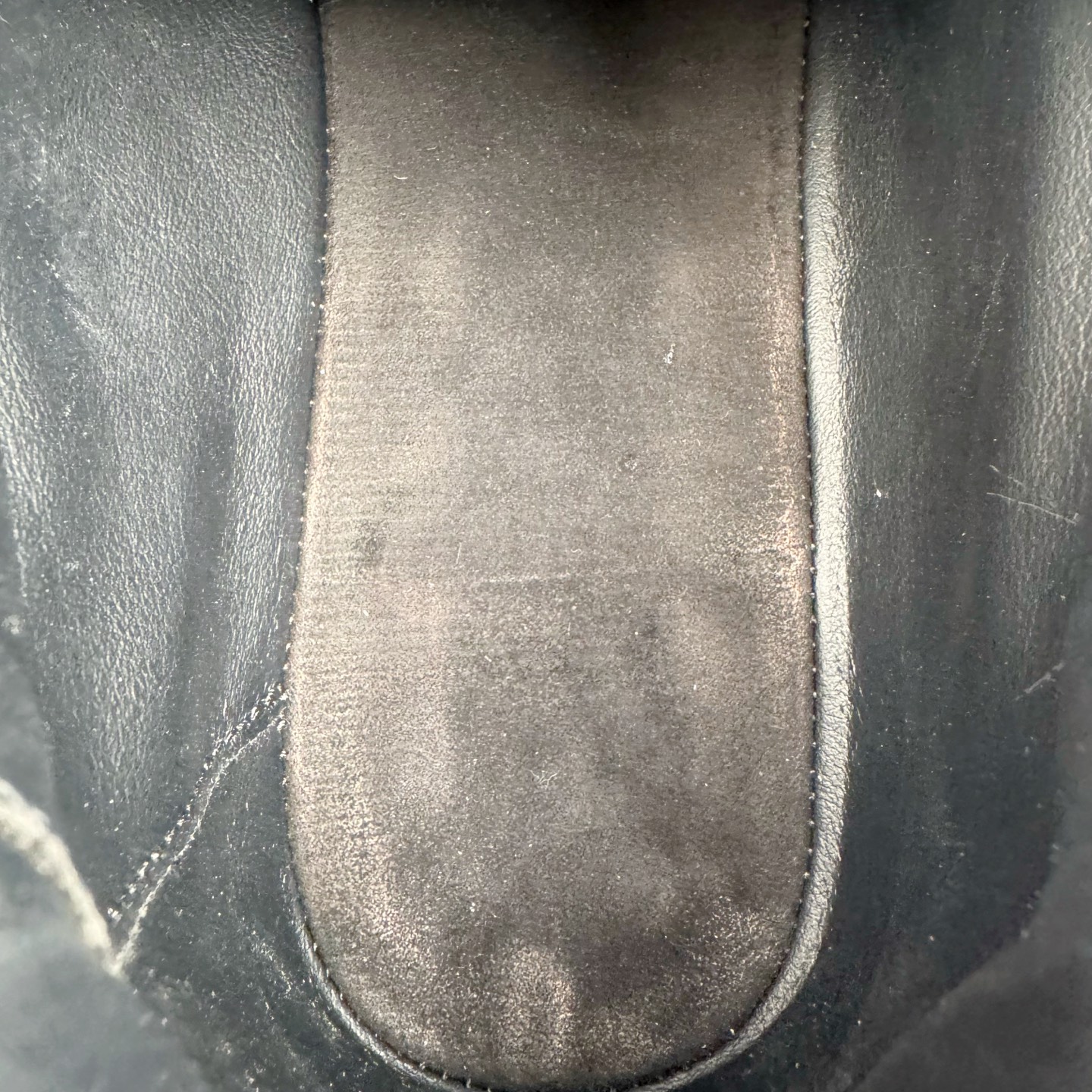 图片[13]-＃M纯原 LOEWE 2025 | Ballet Runner 2.0 罗意威新款芭蕾舞鞋拼色德训鞋阿甘鞋 全套原纸板楦头开发 后跟3D注塑橡胶LOEWE徽标 原厂数据大底磨具 进口羊皮内里加鞋垫 磁吸翻盖盒 内配帆布防尘袋 配件齐全 官方一致 原装纸板中底 带采用反绒牛皮革拼接头层皮饰片鞋面材质 鞋身原装高密度防刮防水尼龙面料 不对称鞋头造型 作为LOEWE的标志性设计 超柔软轻便且灵活的鞋底 新的波浪纹理橡胶外底 延伸至鞋头 升级的柔软皮革内衬和鞋床 提供最大舒适感 后跟有3D注塑橡胶徽标 真皮和皮料混搭彰显复古风格 拼色拼接鞋面 非常高级隐藏式小内增高 脚后跟设计新颖 柔软舒适 会被评为年度最舒适的暴走鞋 如履平地 内娱明星杨幂等众多同款上脚 小红书 一系列素材图 极具爆款 尺码：35 36 37 38 39 40 41 42 43 44 45-选品中心