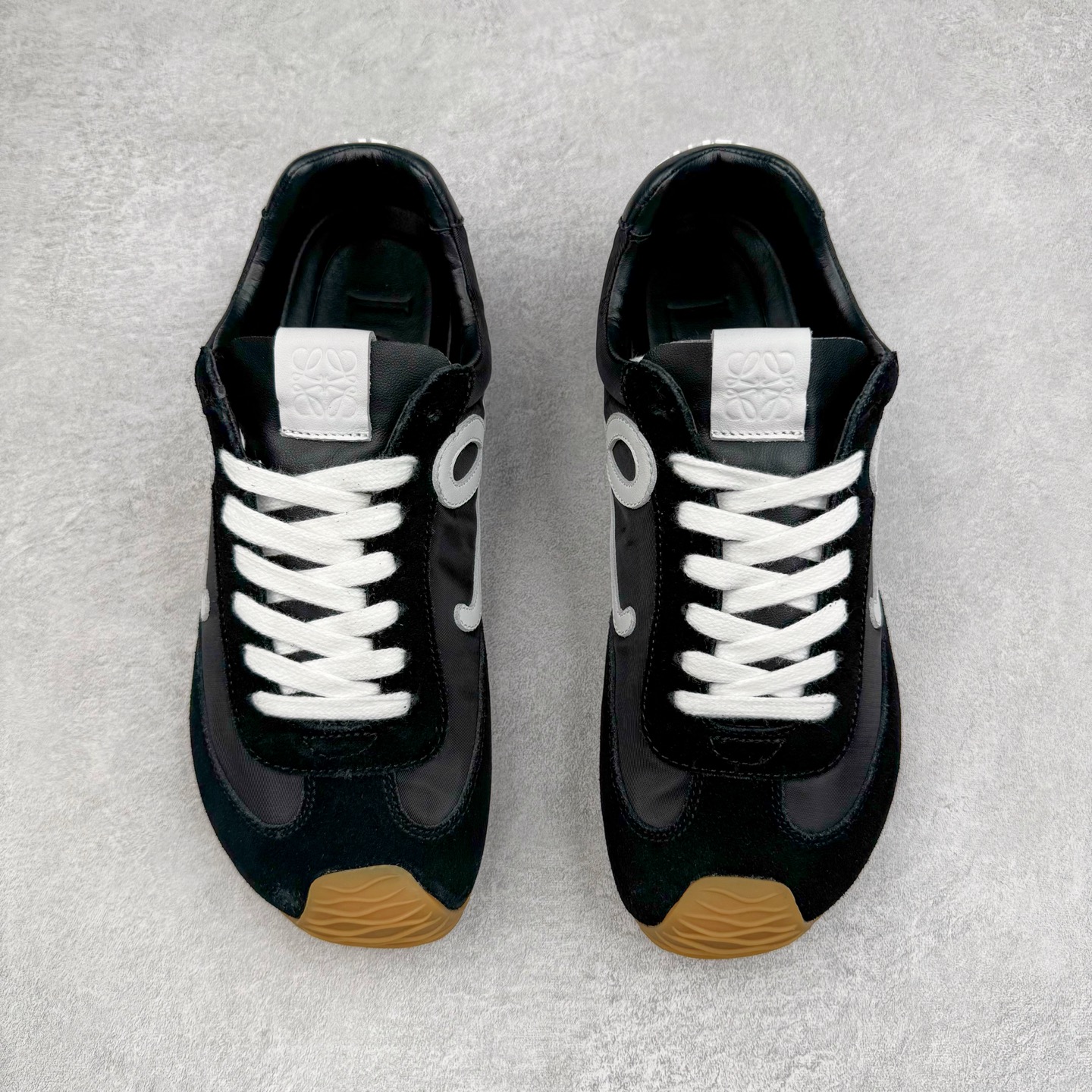 图片[2]-＃M纯原 LOEWE 2025 | Ballet Runner 2.0 罗意威新款芭蕾舞鞋拼色德训鞋阿甘鞋 全套原纸板楦头开发 后跟3D注塑橡胶LOEWE徽标 原厂数据大底磨具 进口羊皮内里加鞋垫 磁吸翻盖盒 内配帆布防尘袋 配件齐全 官方一致 原装纸板中底 带采用反绒牛皮革拼接头层皮饰片鞋面材质 鞋身原装高密度防刮防水尼龙面料 不对称鞋头造型 作为LOEWE的标志性设计 超柔软轻便且灵活的鞋底 新的波浪纹理橡胶外底 延伸至鞋头 升级的柔软皮革内衬和鞋床 提供最大舒适感 后跟有3D注塑橡胶徽标 真皮和皮料混搭彰显复古风格 拼色拼接鞋面 非常高级隐藏式小内增高 脚后跟设计新颖 柔软舒适 会被评为年度最舒适的暴走鞋 如履平地 内娱明星杨幂等众多同款上脚 小红书 一系列素材图 极具爆款 尺码：35 36 37 38 39 40 41 42 43 44 45-选品中心