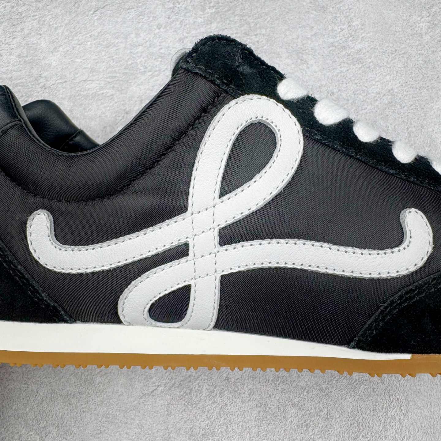 图片[17]-＃M纯原 LOEWE 2025 | Ballet Runner 2.0 罗意威新款芭蕾舞鞋拼色德训鞋阿甘鞋 全套原纸板楦头开发 后跟3D注塑橡胶LOEWE徽标 原厂数据大底磨具 进口羊皮内里加鞋垫 磁吸翻盖盒 内配帆布防尘袋 配件齐全 官方一致 原装纸板中底 带采用反绒牛皮革拼接头层皮饰片鞋面材质 鞋身原装高密度防刮防水尼龙面料 不对称鞋头造型 作为LOEWE的标志性设计 超柔软轻便且灵活的鞋底 新的波浪纹理橡胶外底 延伸至鞋头 升级的柔软皮革内衬和鞋床 提供最大舒适感 后跟有3D注塑橡胶徽标 真皮和皮料混搭彰显复古风格 拼色拼接鞋面 非常高级隐藏式小内增高 脚后跟设计新颖 柔软舒适 会被评为年度最舒适的暴走鞋 如履平地 内娱明星杨幂等众多同款上脚 小红书 一系列素材图 极具爆款 尺码：35 36 37 38 39 40 41 42 43 44 45-选品中心