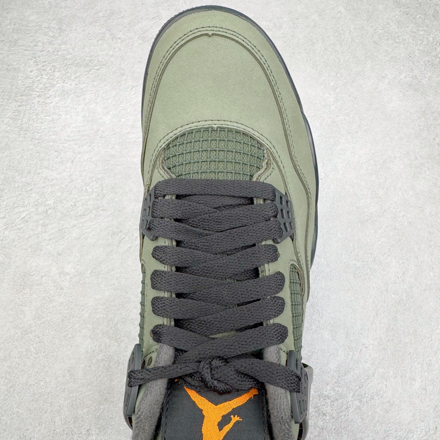 图片[4]-＃KZ神版 UNDEFEATED x Air Jordan AJ4 联名军绿黑 IB1519-200 独家外贸特供尺码含 45.5 49.5 50.5 国内外口碑最好最推荐的产品 市场中端王者 亲自操刀耗时半年巨作 全套原纸板楦头开发 确保原汁原味 完美呈现四代版型 一比一鞋头弧度高度鞋身弧度 此版本只针对中端市场 皮料材质有所更替 其他数据细节工艺流程均保持一致 绝不口嗨 细节品控鞋型随意秒杀市面3XX 4XX 原厂TPU网格鞋带扣 正确内里网布 菱角分明不变形无多余毛边 柔软性质感一致于原鞋 市场唯一原厂鞋扣模具 背面可见隐藏注塑口 原厂织唛标 原厂飞人电绣工艺 尾指中部跳三针 独家绑鞋带手法 印刷中底布 四线拉帮 米色美纹纸贴合固定 进口港宝加持 后跟自然饱满 全鞋荧光划线卡点 追求极致完美 每一双都是工艺品 多重QC质检 超越公司货的品控标准 实实在在的免检产品 尺码：40 40.5 41 42 42.5 43 44 44.5 45 45.5 46 47.5 48.5 49.5 50.5-选品中心