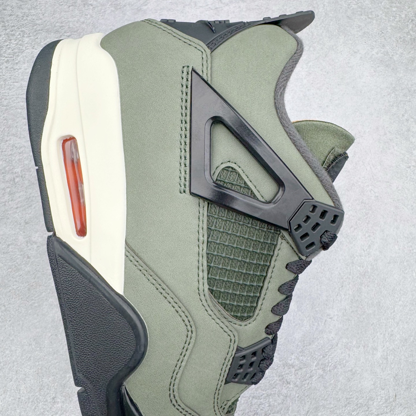 图片[6]-＃KZ神版 UNDEFEATED x Air Jordan AJ4 联名军绿黑 IB1519-200 独家外贸特供尺码含 45.5 49.5 50.5 国内外口碑最好最推荐的产品 市场中端王者 亲自操刀耗时半年巨作 全套原纸板楦头开发 确保原汁原味 完美呈现四代版型 一比一鞋头弧度高度鞋身弧度 此版本只针对中端市场 皮料材质有所更替 其他数据细节工艺流程均保持一致 绝不口嗨 细节品控鞋型随意秒杀市面3XX 4XX 原厂TPU网格鞋带扣 正确内里网布 菱角分明不变形无多余毛边 柔软性质感一致于原鞋 市场唯一原厂鞋扣模具 背面可见隐藏注塑口 原厂织唛标 原厂飞人电绣工艺 尾指中部跳三针 独家绑鞋带手法 印刷中底布 四线拉帮 米色美纹纸贴合固定 进口港宝加持 后跟自然饱满 全鞋荧光划线卡点 追求极致完美 每一双都是工艺品 多重QC质检 超越公司货的品控标准 实实在在的免检产品 尺码：40 40.5 41 42 42.5 43 44 44.5 45 45.5 46 47.5 48.5 49.5 50.5-选品中心