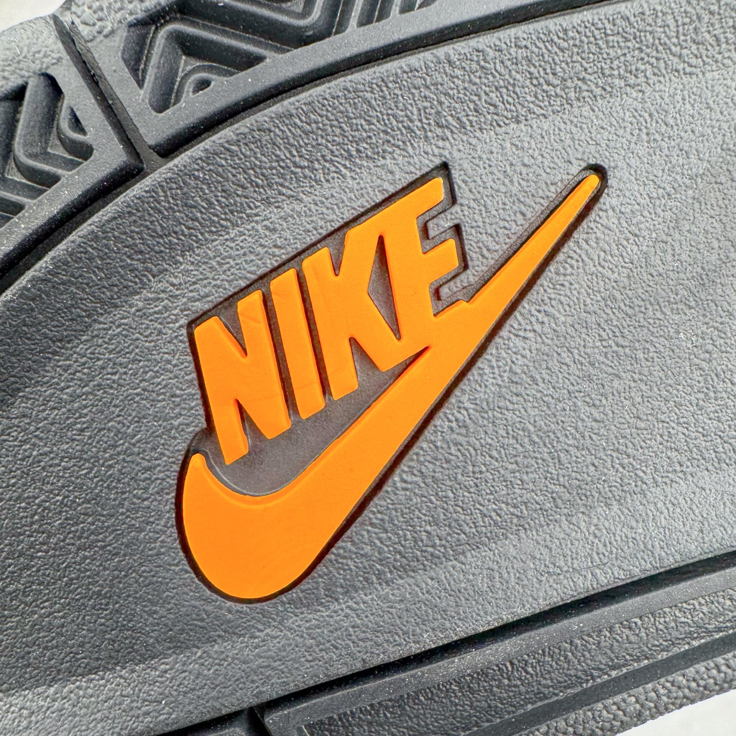 图片[20]-＃KZ神版 UNDEFEATED x Air Jordan AJ4 联名军绿黑 IB1519-200 独家外贸特供尺码含 45.5 49.5 50.5 国内外口碑最好最推荐的产品 市场中端王者 亲自操刀耗时半年巨作 全套原纸板楦头开发 确保原汁原味 完美呈现四代版型 一比一鞋头弧度高度鞋身弧度 此版本只针对中端市场 皮料材质有所更替 其他数据细节工艺流程均保持一致 绝不口嗨 细节品控鞋型随意秒杀市面3XX 4XX 原厂TPU网格鞋带扣 正确内里网布 菱角分明不变形无多余毛边 柔软性质感一致于原鞋 市场唯一原厂鞋扣模具 背面可见隐藏注塑口 原厂织唛标 原厂飞人电绣工艺 尾指中部跳三针 独家绑鞋带手法 印刷中底布 四线拉帮 米色美纹纸贴合固定 进口港宝加持 后跟自然饱满 全鞋荧光划线卡点 追求极致完美 每一双都是工艺品 多重QC质检 超越公司货的品控标准 实实在在的免检产品 尺码：40 40.5 41 42 42.5 43 44 44.5 45 45.5 46 47.5 48.5 49.5 50.5-选品中心