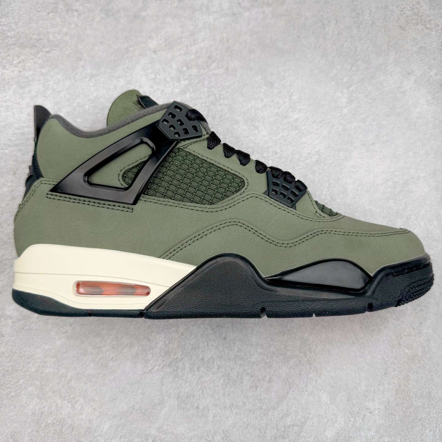 ＃KZ神版 UNDEFEATED x Air Jordan AJ4 联名军绿黑 IB1519-200 独家外贸特供尺码含 45.5 49.5 50.5 国内外口碑最好最推荐的产品 市场中端王者 亲自操刀耗时半年巨作 全套原纸板楦头开发 确保原汁原味 完美呈现四代版型 一比一鞋头弧度高度鞋身弧度 此版本只针对中端市场 皮料材质有所更替 其他数据细节工艺流程均保持一致 绝不口嗨 细节品控鞋型随意秒杀市面3XX 4XX 原厂TPU网格鞋带扣 正确内里网布 菱角分明不变形无多余毛边 柔软性质感一致于原鞋 市场唯一原厂鞋扣模具 背面可见隐藏注塑口 原厂织唛标 原厂飞人电绣工艺 尾指中部跳三针 独家绑鞋带手法 印刷中底布 四线拉帮 米色美纹纸贴合固定 进口港宝加持 后跟自然饱满 全鞋荧光划线卡点 追求极致完美 每一双都是工艺品 多重QC质检 超越公司货的品控标准 实实在在的免检产品 尺码：40 40.5 41 42 42.5 43 44 44.5 45 45.5 46 47.5 48.5 49.5 50.5-选品中心