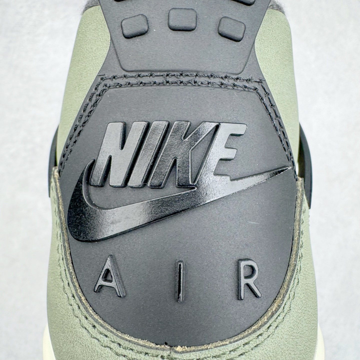 图片[22]-＃KZ神版 UNDEFEATED x Air Jordan AJ4 联名军绿黑 IB1519-200 独家外贸特供尺码含 45.5 49.5 50.5 国内外口碑最好最推荐的产品 市场中端王者 亲自操刀耗时半年巨作 全套原纸板楦头开发 确保原汁原味 完美呈现四代版型 一比一鞋头弧度高度鞋身弧度 此版本只针对中端市场 皮料材质有所更替 其他数据细节工艺流程均保持一致 绝不口嗨 细节品控鞋型随意秒杀市面3XX 4XX 原厂TPU网格鞋带扣 正确内里网布 菱角分明不变形无多余毛边 柔软性质感一致于原鞋 市场唯一原厂鞋扣模具 背面可见隐藏注塑口 原厂织唛标 原厂飞人电绣工艺 尾指中部跳三针 独家绑鞋带手法 印刷中底布 四线拉帮 米色美纹纸贴合固定 进口港宝加持 后跟自然饱满 全鞋荧光划线卡点 追求极致完美 每一双都是工艺品 多重QC质检 超越公司货的品控标准 实实在在的免检产品 尺码：40 40.5 41 42 42.5 43 44 44.5 45 45.5 46 47.5 48.5 49.5 50.5-选品中心