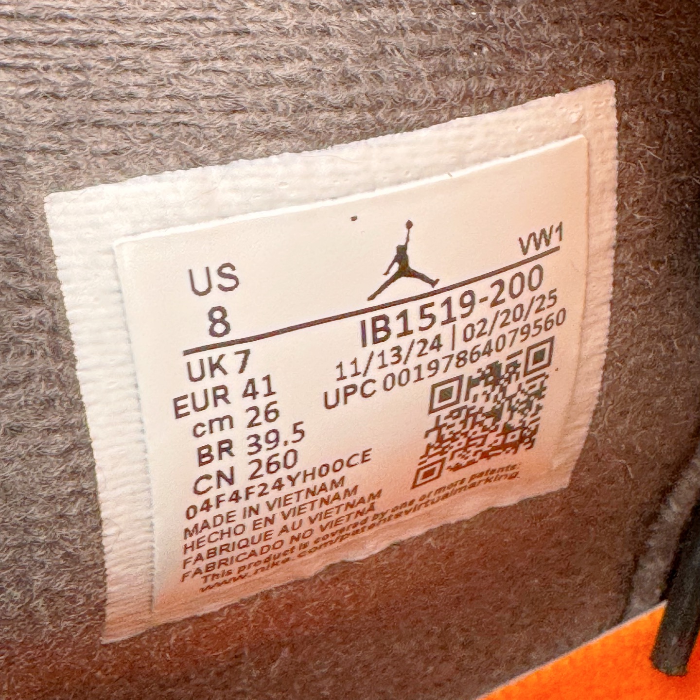 图片[14]-＃KZ神版 UNDEFEATED x Air Jordan AJ4 联名军绿黑 IB1519-200 独家外贸特供尺码含 45.5 49.5 50.5 国内外口碑最好最推荐的产品 市场中端王者 亲自操刀耗时半年巨作 全套原纸板楦头开发 确保原汁原味 完美呈现四代版型 一比一鞋头弧度高度鞋身弧度 此版本只针对中端市场 皮料材质有所更替 其他数据细节工艺流程均保持一致 绝不口嗨 细节品控鞋型随意秒杀市面3XX 4XX 原厂TPU网格鞋带扣 正确内里网布 菱角分明不变形无多余毛边 柔软性质感一致于原鞋 市场唯一原厂鞋扣模具 背面可见隐藏注塑口 原厂织唛标 原厂飞人电绣工艺 尾指中部跳三针 独家绑鞋带手法 印刷中底布 四线拉帮 米色美纹纸贴合固定 进口港宝加持 后跟自然饱满 全鞋荧光划线卡点 追求极致完美 每一双都是工艺品 多重QC质检 超越公司货的品控标准 实实在在的免检产品 尺码：40 40.5 41 42 42.5 43 44 44.5 45 45.5 46 47.5 48.5 49.5 50.5-选品中心