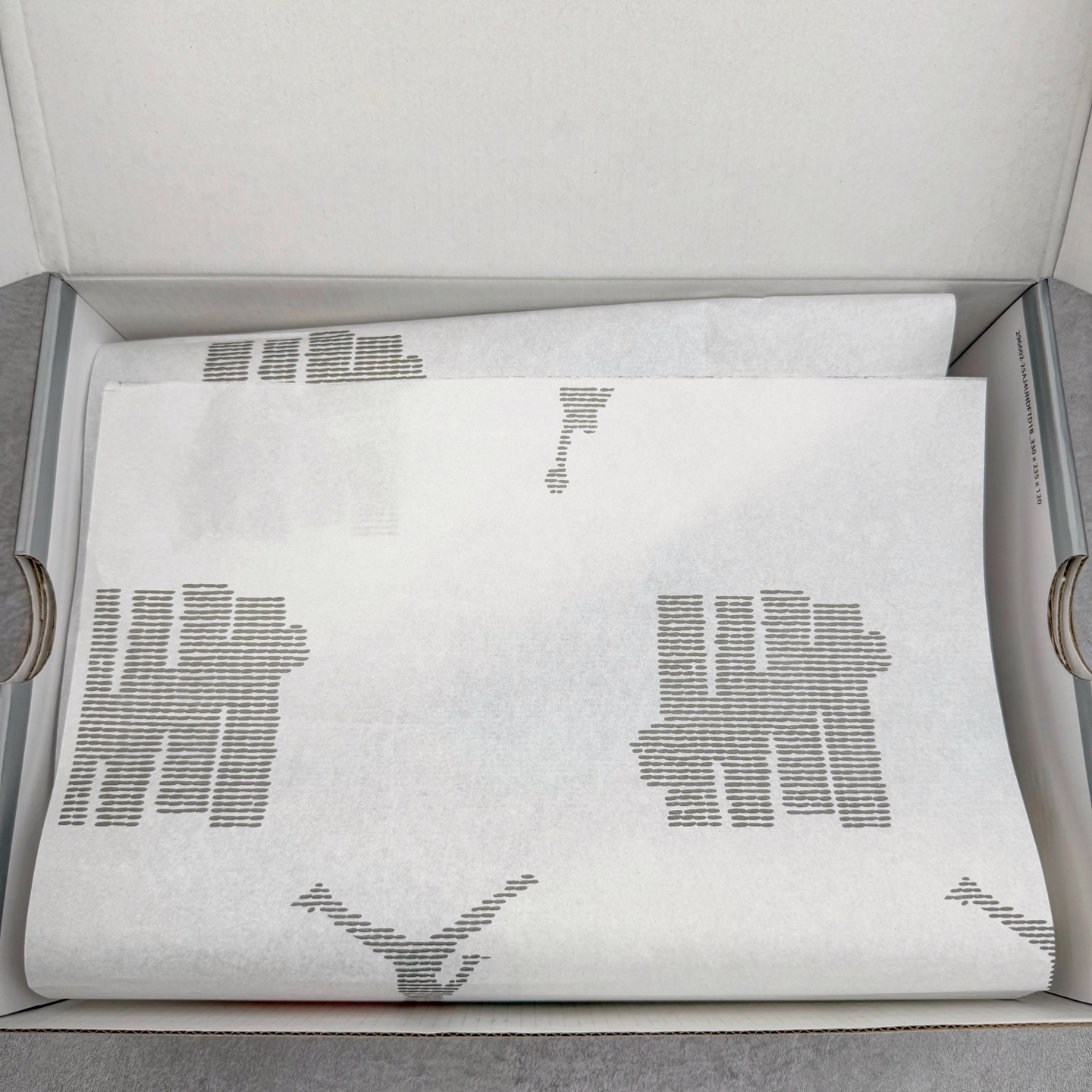 图片[24]-＃KZ神版 UNDEFEATED x Air Jordan AJ4 联名军绿黑 IB1519-200 独家外贸特供尺码含 45.5 49.5 50.5 国内外口碑最好最推荐的产品 市场中端王者 亲自操刀耗时半年巨作 全套原纸板楦头开发 确保原汁原味 完美呈现四代版型 一比一鞋头弧度高度鞋身弧度 此版本只针对中端市场 皮料材质有所更替 其他数据细节工艺流程均保持一致 绝不口嗨 细节品控鞋型随意秒杀市面3XX 4XX 原厂TPU网格鞋带扣 正确内里网布 菱角分明不变形无多余毛边 柔软性质感一致于原鞋 市场唯一原厂鞋扣模具 背面可见隐藏注塑口 原厂织唛标 原厂飞人电绣工艺 尾指中部跳三针 独家绑鞋带手法 印刷中底布 四线拉帮 米色美纹纸贴合固定 进口港宝加持 后跟自然饱满 全鞋荧光划线卡点 追求极致完美 每一双都是工艺品 多重QC质检 超越公司货的品控标准 实实在在的免检产品 尺码：40 40.5 41 42 42.5 43 44 44.5 45 45.5 46 47.5 48.5 49.5 50.5-选品中心