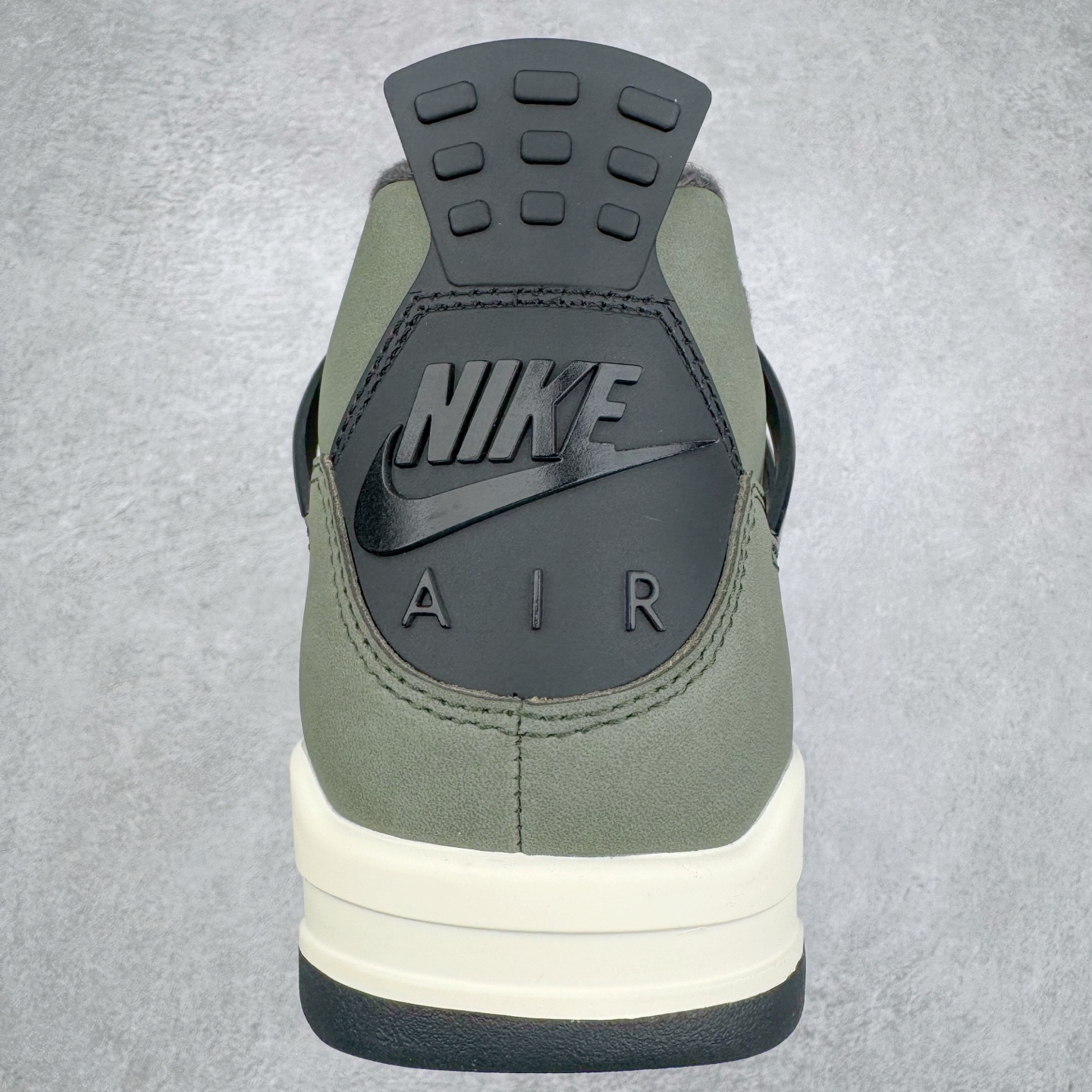 图片[8]-＃KZ神版 UNDEFEATED x Air Jordan AJ4 联名军绿黑 IB1519-200 独家外贸特供尺码含 45.5 49.5 50.5 国内外口碑最好最推荐的产品 市场中端王者 亲自操刀耗时半年巨作 全套原纸板楦头开发 确保原汁原味 完美呈现四代版型 一比一鞋头弧度高度鞋身弧度 此版本只针对中端市场 皮料材质有所更替 其他数据细节工艺流程均保持一致 绝不口嗨 细节品控鞋型随意秒杀市面3XX 4XX 原厂TPU网格鞋带扣 正确内里网布 菱角分明不变形无多余毛边 柔软性质感一致于原鞋 市场唯一原厂鞋扣模具 背面可见隐藏注塑口 原厂织唛标 原厂飞人电绣工艺 尾指中部跳三针 独家绑鞋带手法 印刷中底布 四线拉帮 米色美纹纸贴合固定 进口港宝加持 后跟自然饱满 全鞋荧光划线卡点 追求极致完美 每一双都是工艺品 多重QC质检 超越公司货的品控标准 实实在在的免检产品 尺码：40 40.5 41 42 42.5 43 44 44.5 45 45.5 46 47.5 48.5 49.5 50.5-选品中心