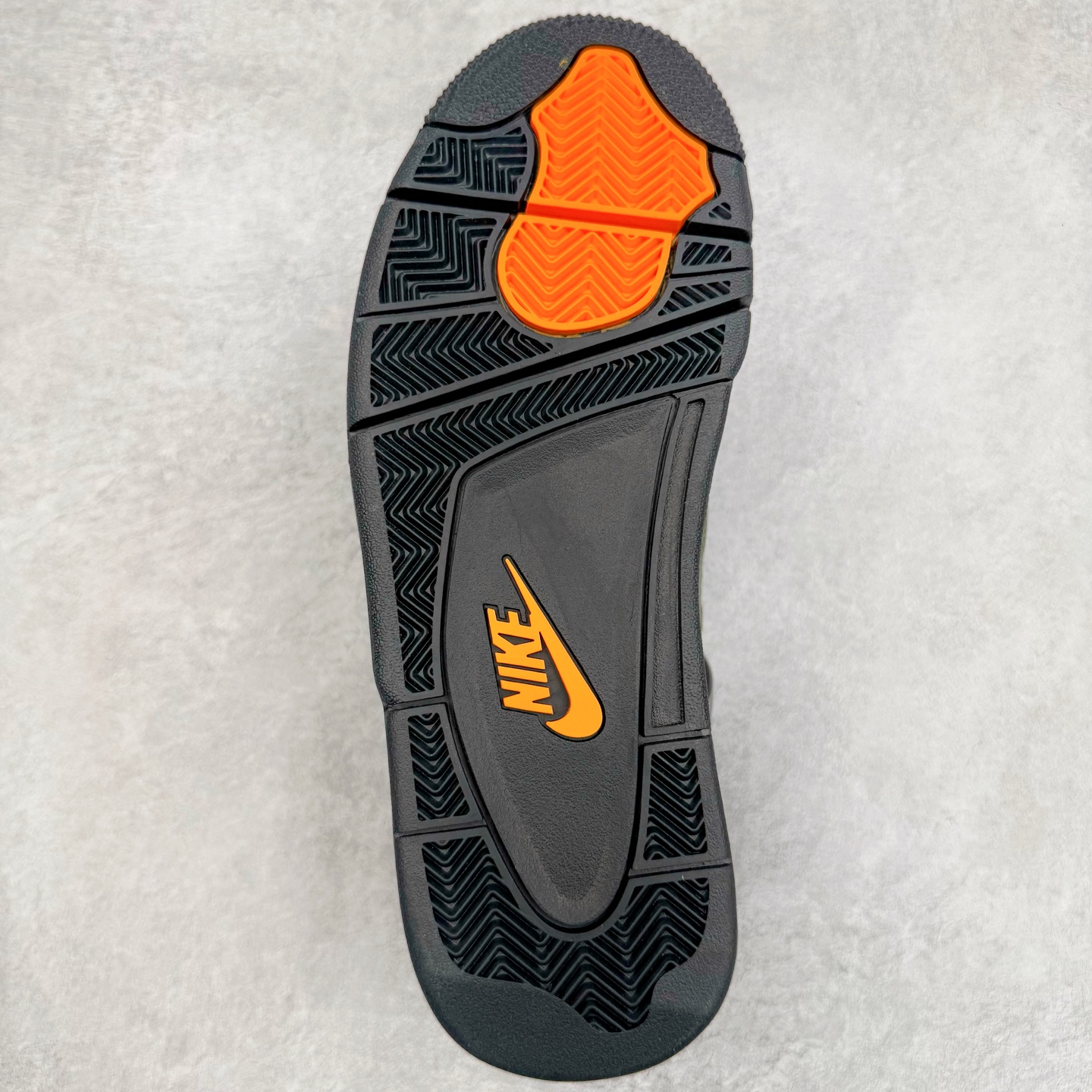 图片[9]-＃KZ神版 UNDEFEATED x Air Jordan AJ4 联名军绿黑 IB1519-200 独家外贸特供尺码含 45.5 49.5 50.5 国内外口碑最好最推荐的产品 市场中端王者 亲自操刀耗时半年巨作 全套原纸板楦头开发 确保原汁原味 完美呈现四代版型 一比一鞋头弧度高度鞋身弧度 此版本只针对中端市场 皮料材质有所更替 其他数据细节工艺流程均保持一致 绝不口嗨 细节品控鞋型随意秒杀市面3XX 4XX 原厂TPU网格鞋带扣 正确内里网布 菱角分明不变形无多余毛边 柔软性质感一致于原鞋 市场唯一原厂鞋扣模具 背面可见隐藏注塑口 原厂织唛标 原厂飞人电绣工艺 尾指中部跳三针 独家绑鞋带手法 印刷中底布 四线拉帮 米色美纹纸贴合固定 进口港宝加持 后跟自然饱满 全鞋荧光划线卡点 追求极致完美 每一双都是工艺品 多重QC质检 超越公司货的品控标准 实实在在的免检产品 尺码：40 40.5 41 42 42.5 43 44 44.5 45 45.5 46 47.5 48.5 49.5 50.5-选品中心