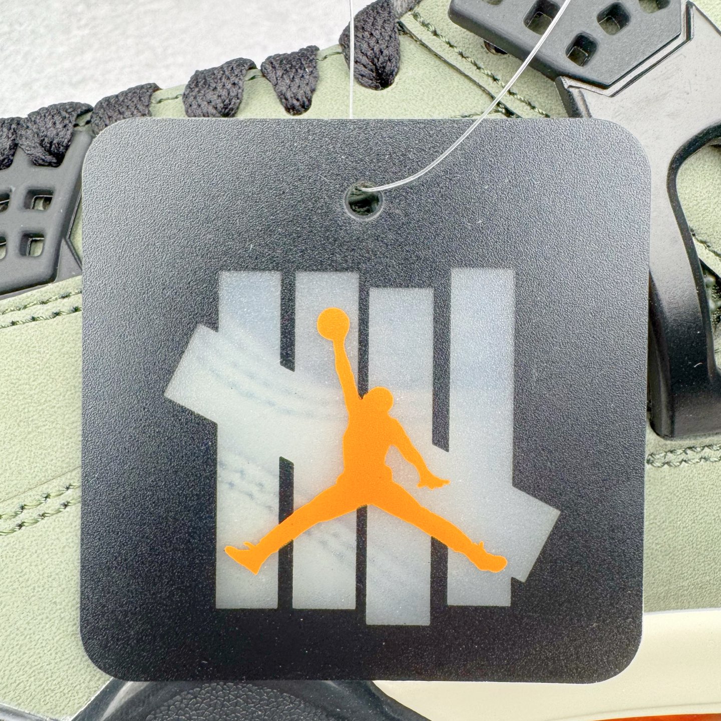 图片[10]-＃KZ神版 UNDEFEATED x Air Jordan AJ4 联名军绿黑 IB1519-200 独家外贸特供尺码含 45.5 49.5 50.5 国内外口碑最好最推荐的产品 市场中端王者 亲自操刀耗时半年巨作 全套原纸板楦头开发 确保原汁原味 完美呈现四代版型 一比一鞋头弧度高度鞋身弧度 此版本只针对中端市场 皮料材质有所更替 其他数据细节工艺流程均保持一致 绝不口嗨 细节品控鞋型随意秒杀市面3XX 4XX 原厂TPU网格鞋带扣 正确内里网布 菱角分明不变形无多余毛边 柔软性质感一致于原鞋 市场唯一原厂鞋扣模具 背面可见隐藏注塑口 原厂织唛标 原厂飞人电绣工艺 尾指中部跳三针 独家绑鞋带手法 印刷中底布 四线拉帮 米色美纹纸贴合固定 进口港宝加持 后跟自然饱满 全鞋荧光划线卡点 追求极致完美 每一双都是工艺品 多重QC质检 超越公司货的品控标准 实实在在的免检产品 尺码：40 40.5 41 42 42.5 43 44 44.5 45 45.5 46 47.5 48.5 49.5 50.5-选品中心