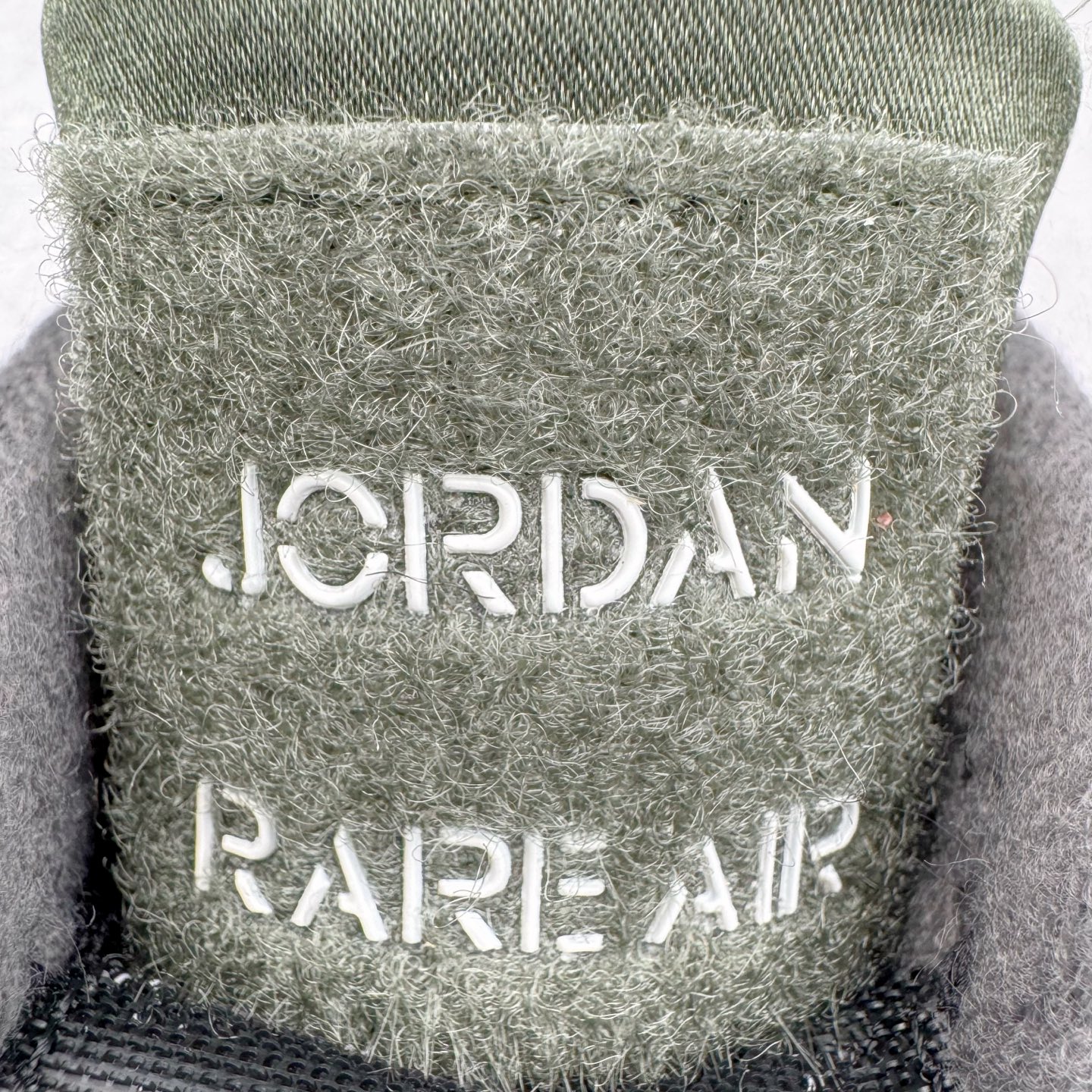 图片[11]-＃KZ神版 UNDEFEATED x Air Jordan AJ4 联名军绿黑 IB1519-200 独家外贸特供尺码含 45.5 49.5 50.5 国内外口碑最好最推荐的产品 市场中端王者 亲自操刀耗时半年巨作 全套原纸板楦头开发 确保原汁原味 完美呈现四代版型 一比一鞋头弧度高度鞋身弧度 此版本只针对中端市场 皮料材质有所更替 其他数据细节工艺流程均保持一致 绝不口嗨 细节品控鞋型随意秒杀市面3XX 4XX 原厂TPU网格鞋带扣 正确内里网布 菱角分明不变形无多余毛边 柔软性质感一致于原鞋 市场唯一原厂鞋扣模具 背面可见隐藏注塑口 原厂织唛标 原厂飞人电绣工艺 尾指中部跳三针 独家绑鞋带手法 印刷中底布 四线拉帮 米色美纹纸贴合固定 进口港宝加持 后跟自然饱满 全鞋荧光划线卡点 追求极致完美 每一双都是工艺品 多重QC质检 超越公司货的品控标准 实实在在的免检产品 尺码：40 40.5 41 42 42.5 43 44 44.5 45 45.5 46 47.5 48.5 49.5 50.5-选品中心