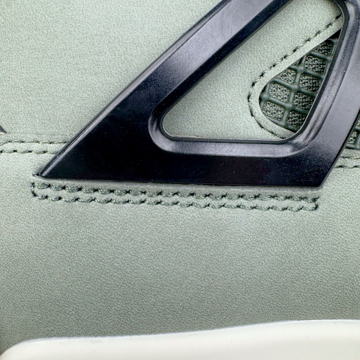 图片[18]-＃KZ神版 UNDEFEATED x Air Jordan AJ4 联名军绿黑 IB1519-200 独家外贸特供尺码含 45.5 49.5 50.5 国内外口碑最好最推荐的产品 市场中端王者 亲自操刀耗时半年巨作 全套原纸板楦头开发 确保原汁原味 完美呈现四代版型 一比一鞋头弧度高度鞋身弧度 此版本只针对中端市场 皮料材质有所更替 其他数据细节工艺流程均保持一致 绝不口嗨 细节品控鞋型随意秒杀市面3XX 4XX 原厂TPU网格鞋带扣 正确内里网布 菱角分明不变形无多余毛边 柔软性质感一致于原鞋 市场唯一原厂鞋扣模具 背面可见隐藏注塑口 原厂织唛标 原厂飞人电绣工艺 尾指中部跳三针 独家绑鞋带手法 印刷中底布 四线拉帮 米色美纹纸贴合固定 进口港宝加持 后跟自然饱满 全鞋荧光划线卡点 追求极致完美 每一双都是工艺品 多重QC质检 超越公司货的品控标准 实实在在的免检产品 尺码：40 40.5 41 42 42.5 43 44 44.5 45 45.5 46 47.5 48.5 49.5 50.5-选品中心