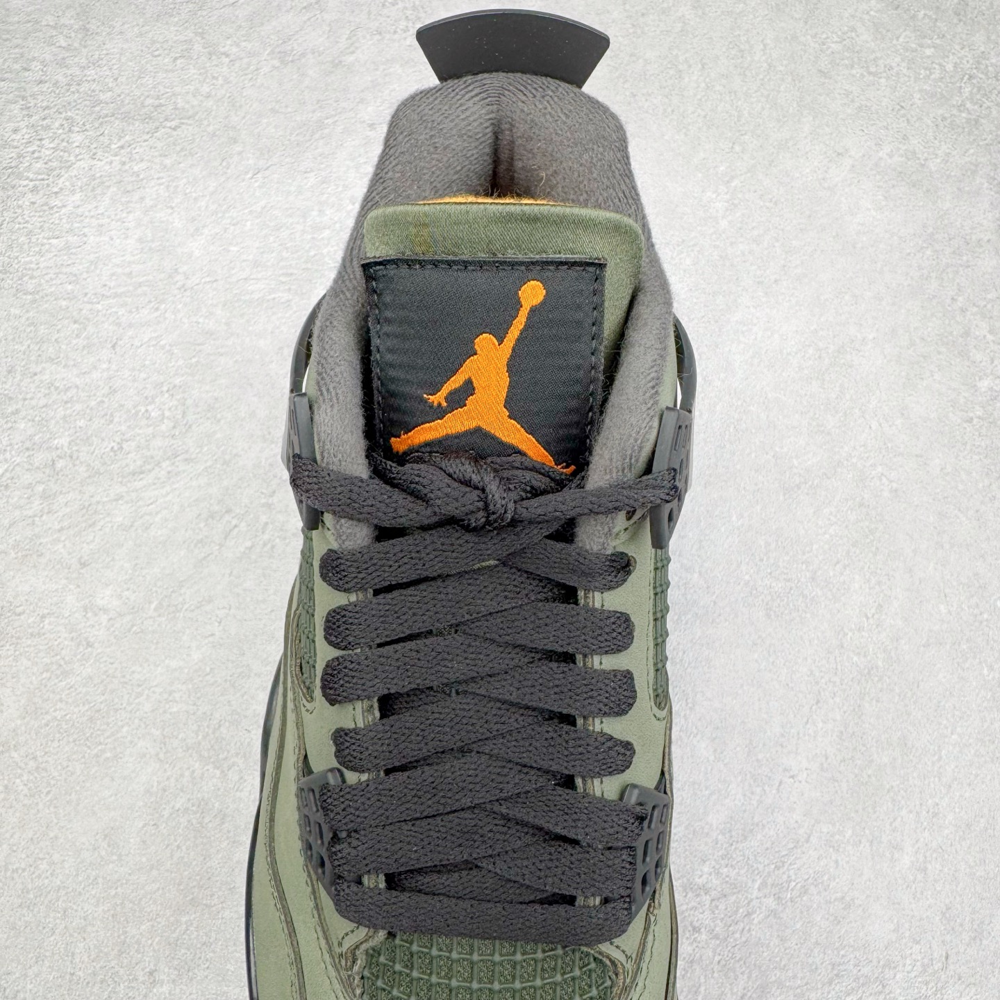 图片[5]-＃KZ神版 UNDEFEATED x Air Jordan AJ4 联名军绿黑 IB1519-200 独家外贸特供尺码含 45.5 49.5 50.5 国内外口碑最好最推荐的产品 市场中端王者 亲自操刀耗时半年巨作 全套原纸板楦头开发 确保原汁原味 完美呈现四代版型 一比一鞋头弧度高度鞋身弧度 此版本只针对中端市场 皮料材质有所更替 其他数据细节工艺流程均保持一致 绝不口嗨 细节品控鞋型随意秒杀市面3XX 4XX 原厂TPU网格鞋带扣 正确内里网布 菱角分明不变形无多余毛边 柔软性质感一致于原鞋 市场唯一原厂鞋扣模具 背面可见隐藏注塑口 原厂织唛标 原厂飞人电绣工艺 尾指中部跳三针 独家绑鞋带手法 印刷中底布 四线拉帮 米色美纹纸贴合固定 进口港宝加持 后跟自然饱满 全鞋荧光划线卡点 追求极致完美 每一双都是工艺品 多重QC质检 超越公司货的品控标准 实实在在的免检产品 尺码：40 40.5 41 42 42.5 43 44 44.5 45 45.5 46 47.5 48.5 49.5 50.5-选品中心