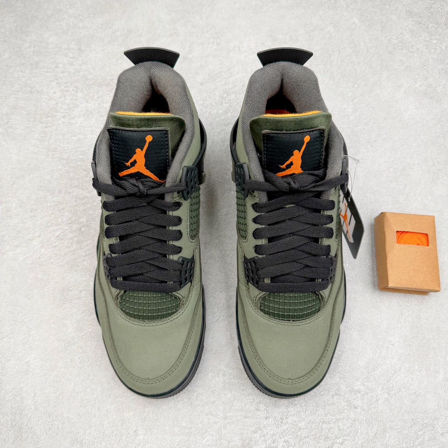 图片[2]-＃KZ神版 UNDEFEATED x Air Jordan AJ4 联名军绿黑 IB1519-200 独家外贸特供尺码含 45.5 49.5 50.5 国内外口碑最好最推荐的产品 市场中端王者 亲自操刀耗时半年巨作 全套原纸板楦头开发 确保原汁原味 完美呈现四代版型 一比一鞋头弧度高度鞋身弧度 此版本只针对中端市场 皮料材质有所更替 其他数据细节工艺流程均保持一致 绝不口嗨 细节品控鞋型随意秒杀市面3XX 4XX 原厂TPU网格鞋带扣 正确内里网布 菱角分明不变形无多余毛边 柔软性质感一致于原鞋 市场唯一原厂鞋扣模具 背面可见隐藏注塑口 原厂织唛标 原厂飞人电绣工艺 尾指中部跳三针 独家绑鞋带手法 印刷中底布 四线拉帮 米色美纹纸贴合固定 进口港宝加持 后跟自然饱满 全鞋荧光划线卡点 追求极致完美 每一双都是工艺品 多重QC质检 超越公司货的品控标准 实实在在的免检产品 尺码：40 40.5 41 42 42.5 43 44 44.5 45 45.5 46 47.5 48.5 49.5 50.5-选品中心