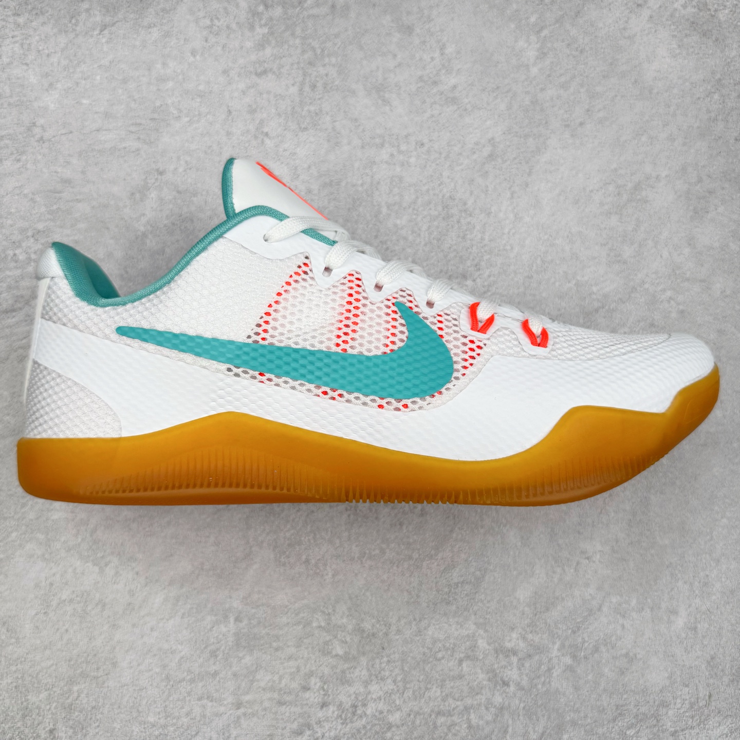 NK Kobe 11 Elite Low 科比11代实战篮球鞋 836184-103 科比退役前的最后一双签名鞋意义重大 Eric Avar这次采用了低帮的鞋身设计 并使用加强版的Flyknit编织面料作为鞋面 更加坚韧牢固 提供更好的保护 中底依日采用了混合缓震的设计 前掌的Lunarlon搭配后掌Zoom Air气垫 确保缓震性能的强劲 尺码：39 40 40.5 41 42 42.5 43 44 44.5 45 46 47.5 48.5-选品中心