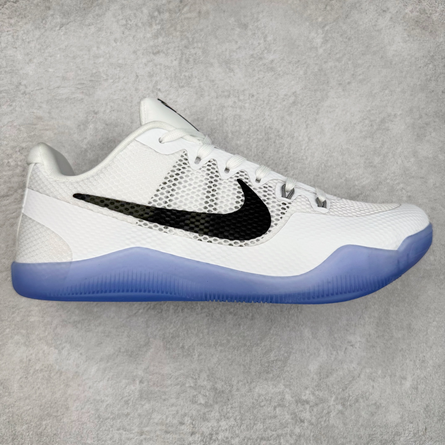 NK Kobe 11 Elite Low 科比11代实战篮球鞋 836183-100 科比退役前的最后一双签名鞋意义重大 Eric Avar这次采用了低帮的鞋身设计 并使用加强版的Flyknit编织面料作为鞋面 更加坚韧牢固 提供更好的保护 中底依日采用了混合缓震的设计 前掌的Lunarlon搭配后掌Zoom Air气垫 确保缓震性能的强劲 尺码：39 40 40.5 41 42 42.5 43 44 44.5 45 46 47.5 48.5-选品中心
