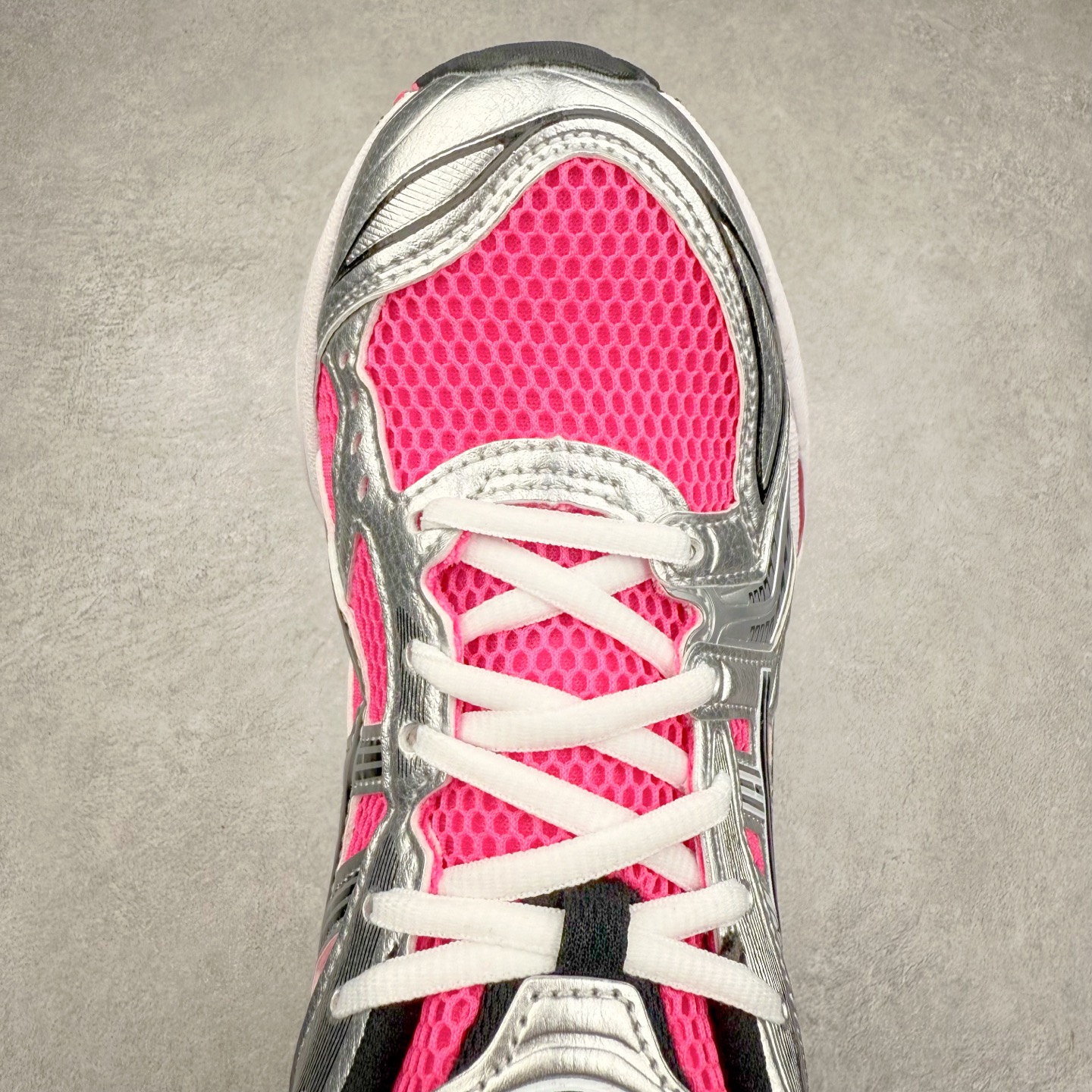 图片[4]-＃特价福利 ASICS GEL-KAYANO 14 亚瑟士K14系列户外复古潮流百搭织物合成革缓震休闲跑步鞋 原装纸板楦头开发 独家私模五层组合大底 原厂定制缓震硅胶加持 原盒原配 官方四联吊牌 原装Ortholite轻量化鞋垫 设计师 Hidenori Yamashita 以「Flash」一词为灵感 创造出未来感金属色鞋面 改造升级内在性能 由内而外全面革新 为 GEL-KAYANO 家族传承及经典跑鞋文化的延续 创下里程碑式作品 K14跑鞋重新诠释了复古的跑步形状 并以其 2000 年代后期的美学理念重新铺装 银色与蓝色的鞋面极为高档 网面铺陈与鞋面、鞋头多处细节位增添了透气性 鞋后跟部中底上以及多密度耐磨鞋底增加了 GEL 缓震胶 提供高抗冲击性、缓冲性、可保护脚部免受地面冲击的影响 穿着舒适性十足 实拍调校N版已经零色差零失真 百分百还原实物色彩所见即所得 不存在货不对板色差等低级问题 选购参考实物拍摄 不混卖不参货 只用心做好货严格选品 承诺混一赔十 尺码：36 36.5 37.5 38 38.5 39 40 40.5 41 42 42.5 43 44 44.5 45-选品中心