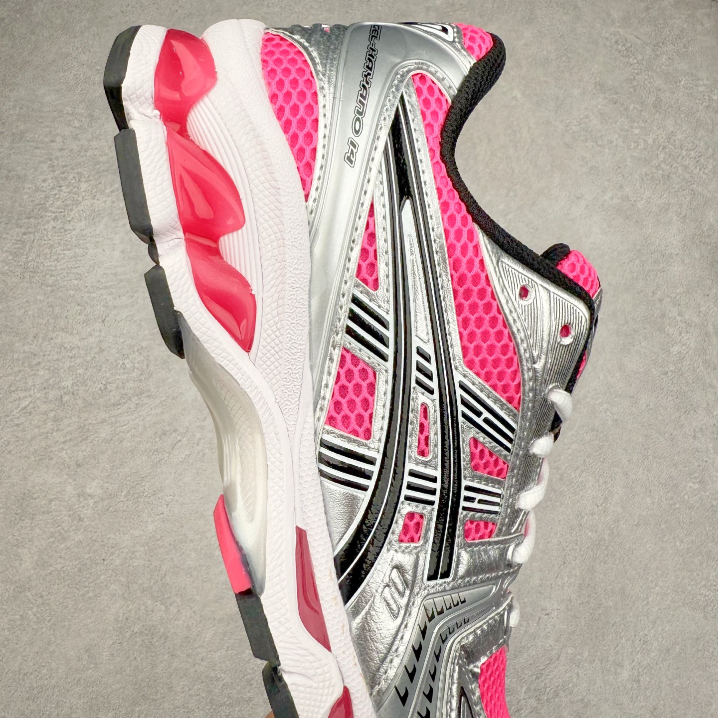 图片[6]-＃特价福利 ASICS GEL-KAYANO 14 亚瑟士K14系列户外复古潮流百搭织物合成革缓震休闲跑步鞋 原装纸板楦头开发 独家私模五层组合大底 原厂定制缓震硅胶加持 原盒原配 官方四联吊牌 原装Ortholite轻量化鞋垫 设计师 Hidenori Yamashita 以「Flash」一词为灵感 创造出未来感金属色鞋面 改造升级内在性能 由内而外全面革新 为 GEL-KAYANO 家族传承及经典跑鞋文化的延续 创下里程碑式作品 K14跑鞋重新诠释了复古的跑步形状 并以其 2000 年代后期的美学理念重新铺装 银色与蓝色的鞋面极为高档 网面铺陈与鞋面、鞋头多处细节位增添了透气性 鞋后跟部中底上以及多密度耐磨鞋底增加了 GEL 缓震胶 提供高抗冲击性、缓冲性、可保护脚部免受地面冲击的影响 穿着舒适性十足 实拍调校N版已经零色差零失真 百分百还原实物色彩所见即所得 不存在货不对板色差等低级问题 选购参考实物拍摄 不混卖不参货 只用心做好货严格选品 承诺混一赔十 尺码：36 36.5 37.5 38 38.5 39 40 40.5 41 42 42.5 43 44 44.5 45-选品中心