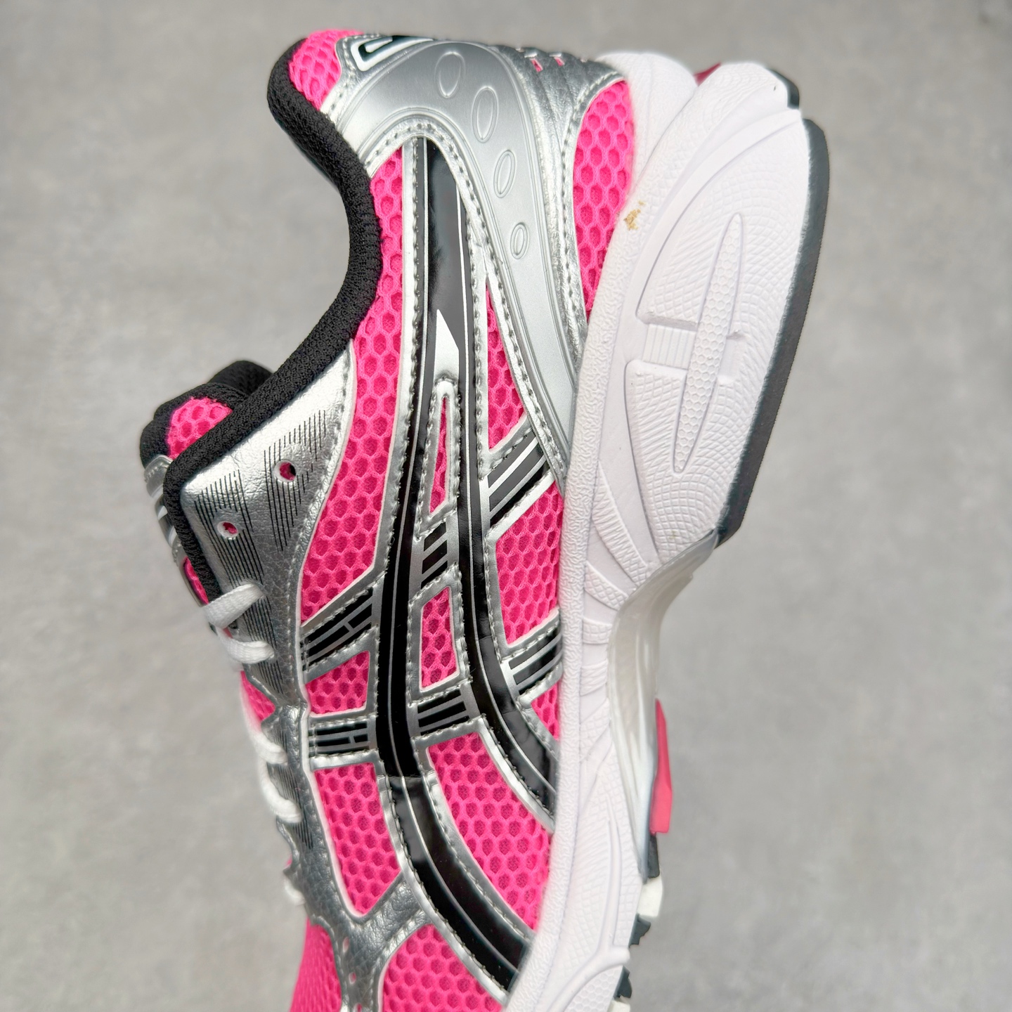 图片[7]-＃特价福利 ASICS GEL-KAYANO 14 亚瑟士K14系列户外复古潮流百搭织物合成革缓震休闲跑步鞋 原装纸板楦头开发 独家私模五层组合大底 原厂定制缓震硅胶加持 原盒原配 官方四联吊牌 原装Ortholite轻量化鞋垫 设计师 Hidenori Yamashita 以「Flash」一词为灵感 创造出未来感金属色鞋面 改造升级内在性能 由内而外全面革新 为 GEL-KAYANO 家族传承及经典跑鞋文化的延续 创下里程碑式作品 K14跑鞋重新诠释了复古的跑步形状 并以其 2000 年代后期的美学理念重新铺装 银色与蓝色的鞋面极为高档 网面铺陈与鞋面、鞋头多处细节位增添了透气性 鞋后跟部中底上以及多密度耐磨鞋底增加了 GEL 缓震胶 提供高抗冲击性、缓冲性、可保护脚部免受地面冲击的影响 穿着舒适性十足 实拍调校N版已经零色差零失真 百分百还原实物色彩所见即所得 不存在货不对板色差等低级问题 选购参考实物拍摄 不混卖不参货 只用心做好货严格选品 承诺混一赔十 尺码：36 36.5 37.5 38 38.5 39 40 40.5 41 42 42.5 43 44 44.5 45-选品中心