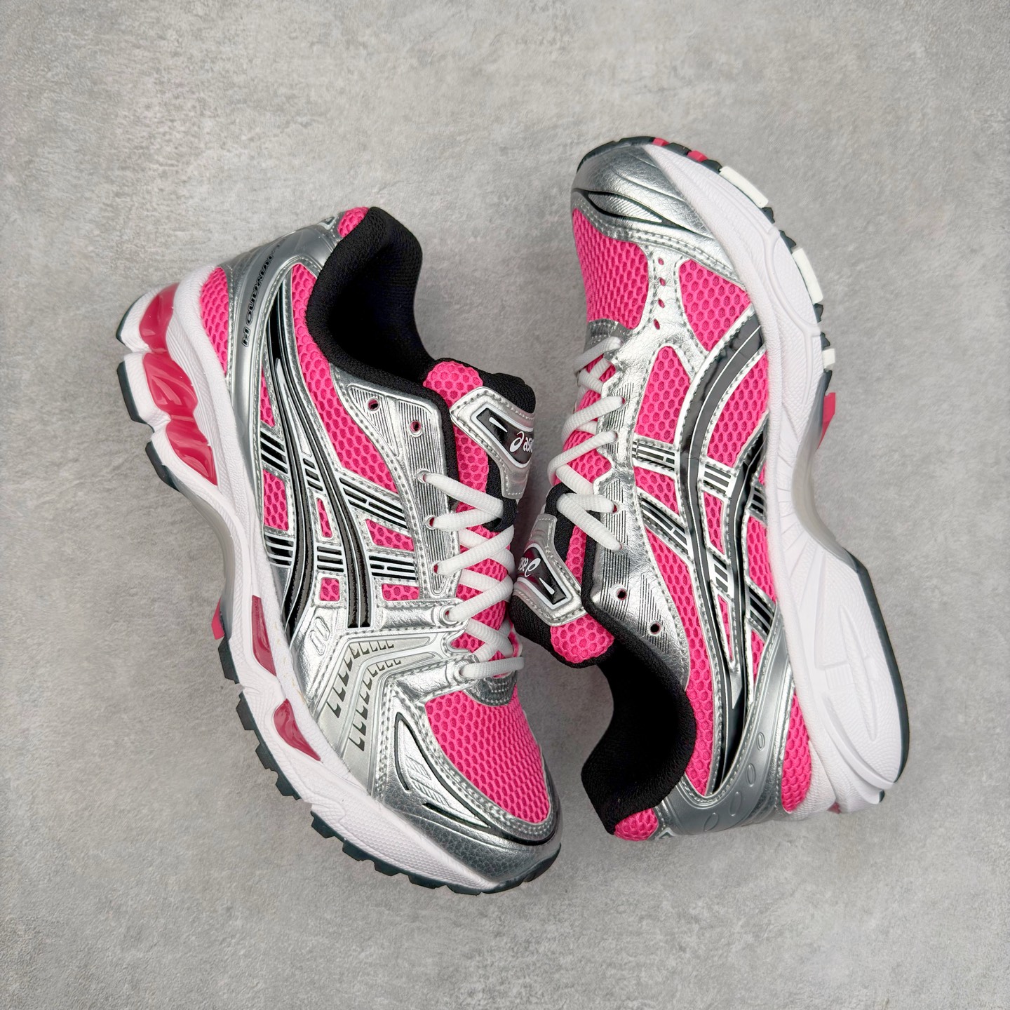 图片[3]-＃特价福利 ASICS GEL-KAYANO 14 亚瑟士K14系列户外复古潮流百搭织物合成革缓震休闲跑步鞋 原装纸板楦头开发 独家私模五层组合大底 原厂定制缓震硅胶加持 原盒原配 官方四联吊牌 原装Ortholite轻量化鞋垫 设计师 Hidenori Yamashita 以「Flash」一词为灵感 创造出未来感金属色鞋面 改造升级内在性能 由内而外全面革新 为 GEL-KAYANO 家族传承及经典跑鞋文化的延续 创下里程碑式作品 K14跑鞋重新诠释了复古的跑步形状 并以其 2000 年代后期的美学理念重新铺装 银色与蓝色的鞋面极为高档 网面铺陈与鞋面、鞋头多处细节位增添了透气性 鞋后跟部中底上以及多密度耐磨鞋底增加了 GEL 缓震胶 提供高抗冲击性、缓冲性、可保护脚部免受地面冲击的影响 穿着舒适性十足 实拍调校N版已经零色差零失真 百分百还原实物色彩所见即所得 不存在货不对板色差等低级问题 选购参考实物拍摄 不混卖不参货 只用心做好货严格选品 承诺混一赔十 尺码：36 36.5 37.5 38 38.5 39 40 40.5 41 42 42.5 43 44 44.5 45-选品中心