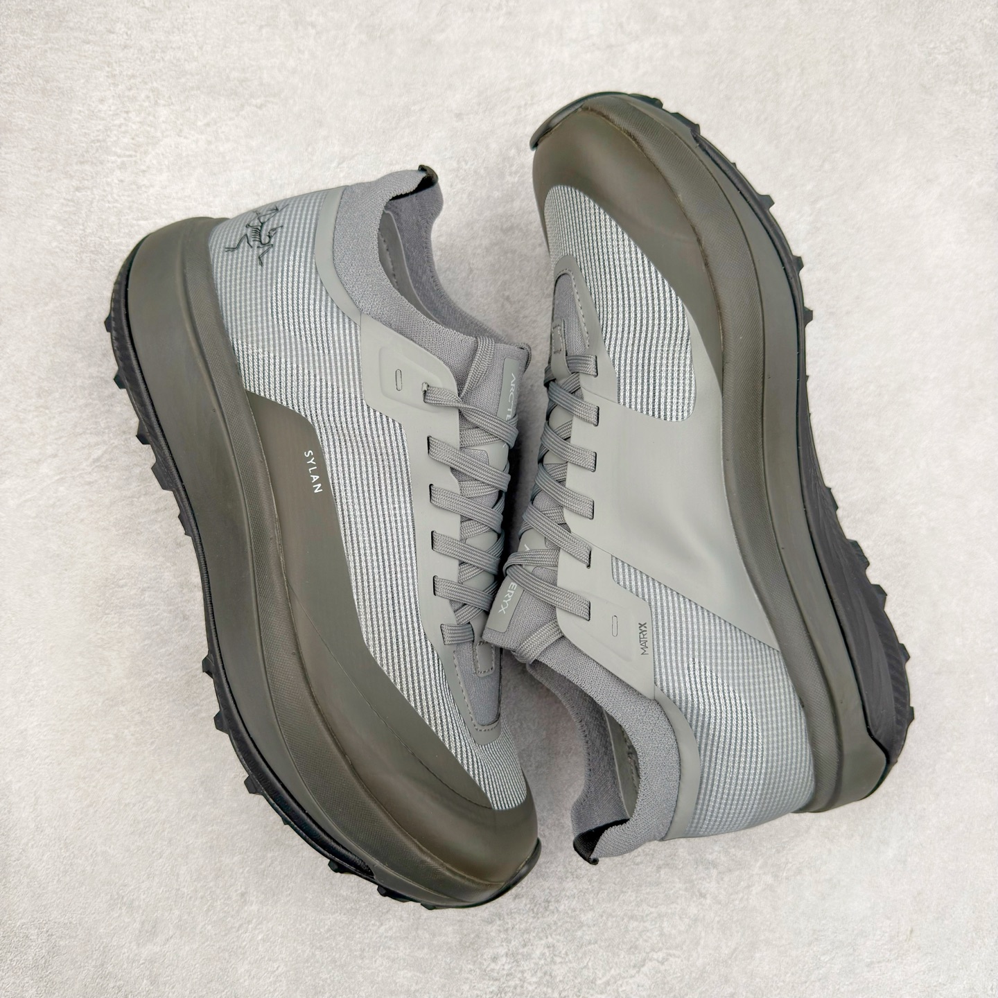 图片[3]-＃HP Arcteryx SYLAN 始祖鸟户外防水透气低帮徒步登山鞋 Arcteryx中文名始祖鸟 加拿大户外服饰品牌 1989年创立于加拿大温哥华 始祖鸟来自加拿大海岸山脉 植根高山的专业户外品牌 始终秉承对精湛设计和工艺孜孜以求的准则 从1989年创立至今 Arcteryx始终不断在产品设计与做工上不惜工本 以满足始祖鸟的标准 品质、设计以及精简的理念造就了其良好的性能 并能满足严苛环境下的使用需求 尺码：39 40 41 42 43 44 45-选品中心