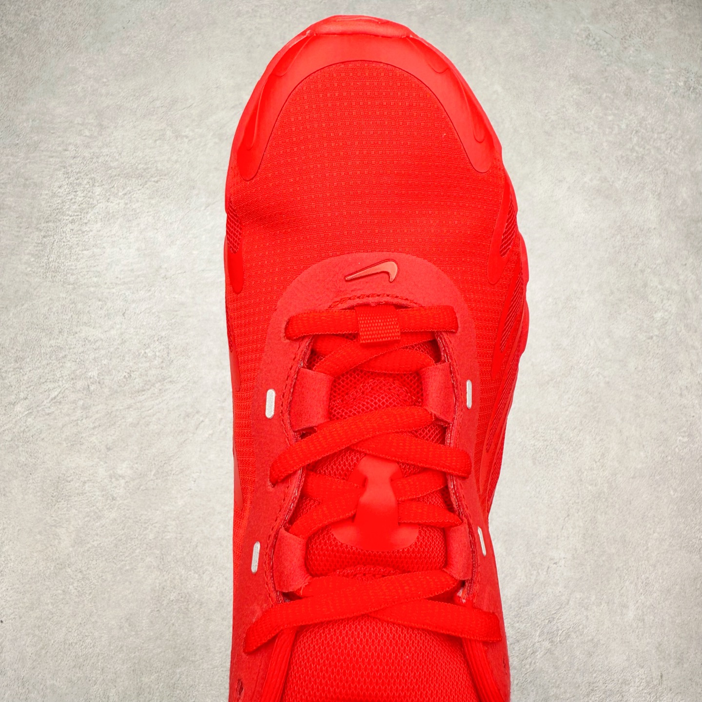 图片[4]-NK Air Max DN8 全掌科技气垫缓震运动跑鞋 FQ7860-019 DN8的核心亮点在于其八腔气垫结构 根据不同部位设定的气压值专为行走设计 提供卓越的舒适感 鞋面的设计让人联想到上世纪90年代末至2000年代初的多款Air Max 中底上系列圆形孔洞引发了热议 不少人将其与竞争品牌的缓震技术进行比较 例如K-SWISS 2010年代初推出的Tubes技 及以多孔鞋底闻名的品牌 尺码：36 36.5 37.5 38 38.5 39 40 40.5 41 42 42.5 43 44 44.5 45-选品中心