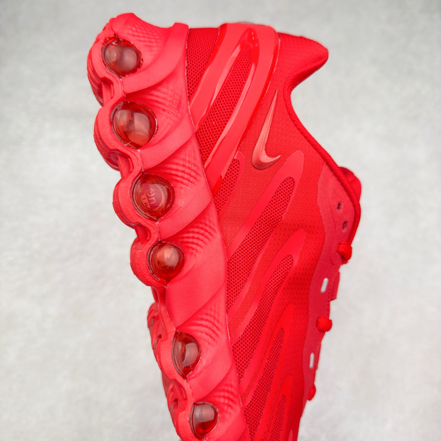 图片[6]-NK Air Max DN8 全掌科技气垫缓震运动跑鞋 FQ7860-019 DN8的核心亮点在于其八腔气垫结构 根据不同部位设定的气压值专为行走设计 提供卓越的舒适感 鞋面的设计让人联想到上世纪90年代末至2000年代初的多款Air Max 中底上系列圆形孔洞引发了热议 不少人将其与竞争品牌的缓震技术进行比较 例如K-SWISS 2010年代初推出的Tubes技 及以多孔鞋底闻名的品牌 尺码：36 36.5 37.5 38 38.5 39 40 40.5 41 42 42.5 43 44 44.5 45-选品中心