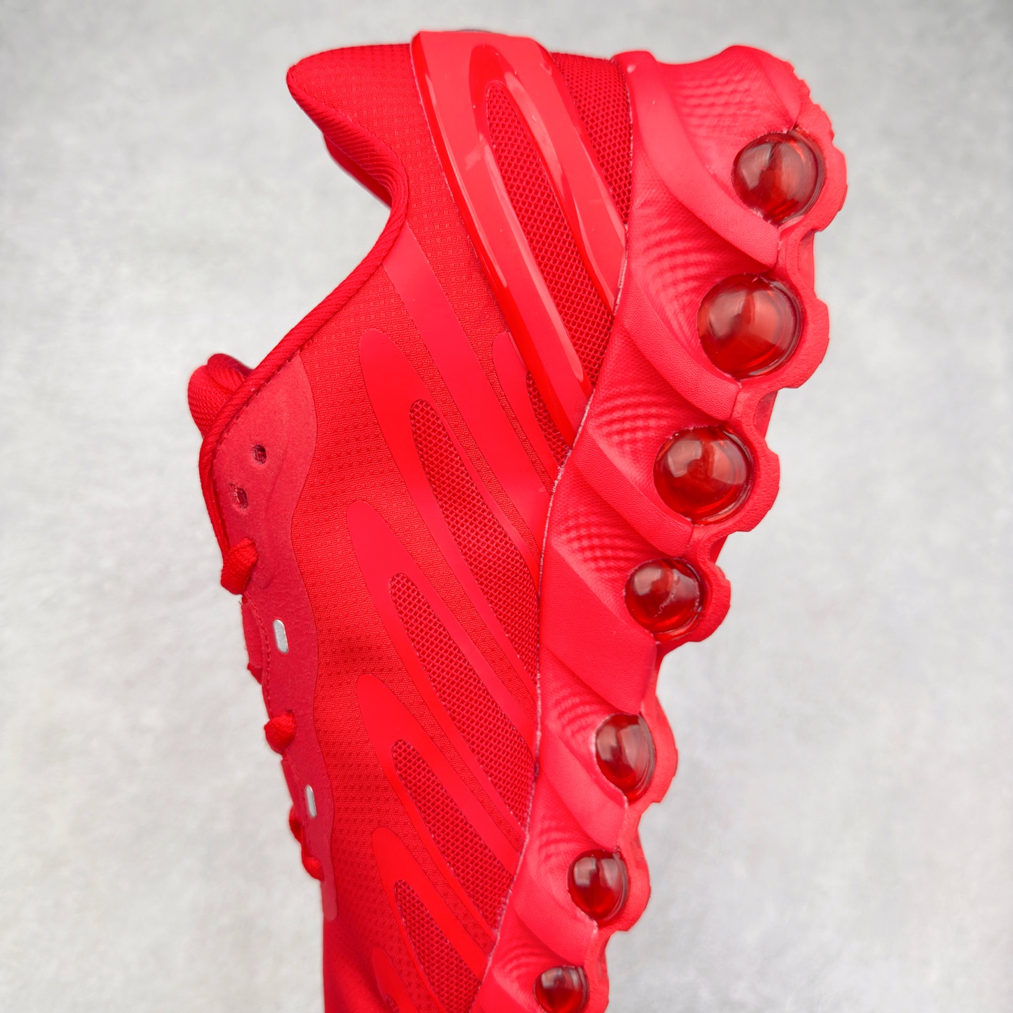 图片[7]-NK Air Max DN8 全掌科技气垫缓震运动跑鞋 FQ7860-019 DN8的核心亮点在于其八腔气垫结构 根据不同部位设定的气压值专为行走设计 提供卓越的舒适感 鞋面的设计让人联想到上世纪90年代末至2000年代初的多款Air Max 中底上系列圆形孔洞引发了热议 不少人将其与竞争品牌的缓震技术进行比较 例如K-SWISS 2010年代初推出的Tubes技 及以多孔鞋底闻名的品牌 尺码：36 36.5 37.5 38 38.5 39 40 40.5 41 42 42.5 43 44 44.5 45-选品中心