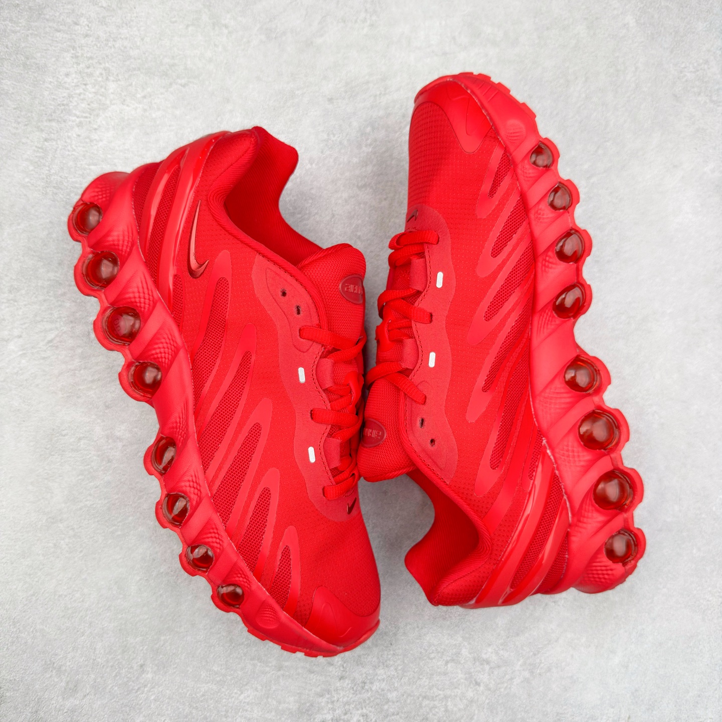 图片[3]-NK Air Max DN8 全掌科技气垫缓震运动跑鞋 FQ7860-019 DN8的核心亮点在于其八腔气垫结构 根据不同部位设定的气压值专为行走设计 提供卓越的舒适感 鞋面的设计让人联想到上世纪90年代末至2000年代初的多款Air Max 中底上系列圆形孔洞引发了热议 不少人将其与竞争品牌的缓震技术进行比较 例如K-SWISS 2010年代初推出的Tubes技 及以多孔鞋底闻名的品牌 尺码：36 36.5 37.5 38 38.5 39 40 40.5 41 42 42.5 43 44 44.5 45-选品中心