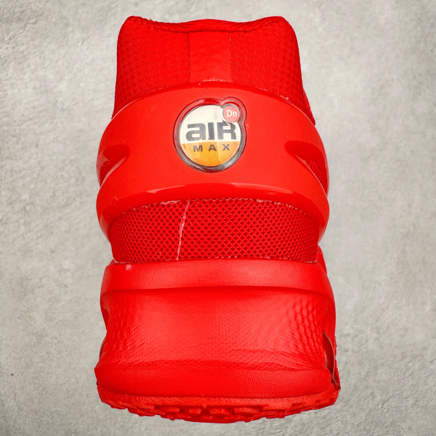 图片[8]-NK Air Max DN8 全掌科技气垫缓震运动跑鞋 FQ7860-019 DN8的核心亮点在于其八腔气垫结构 根据不同部位设定的气压值专为行走设计 提供卓越的舒适感 鞋面的设计让人联想到上世纪90年代末至2000年代初的多款Air Max 中底上系列圆形孔洞引发了热议 不少人将其与竞争品牌的缓震技术进行比较 例如K-SWISS 2010年代初推出的Tubes技 及以多孔鞋底闻名的品牌 尺码：36 36.5 37.5 38 38.5 39 40 40.5 41 42 42.5 43 44 44.5 45-选品中心