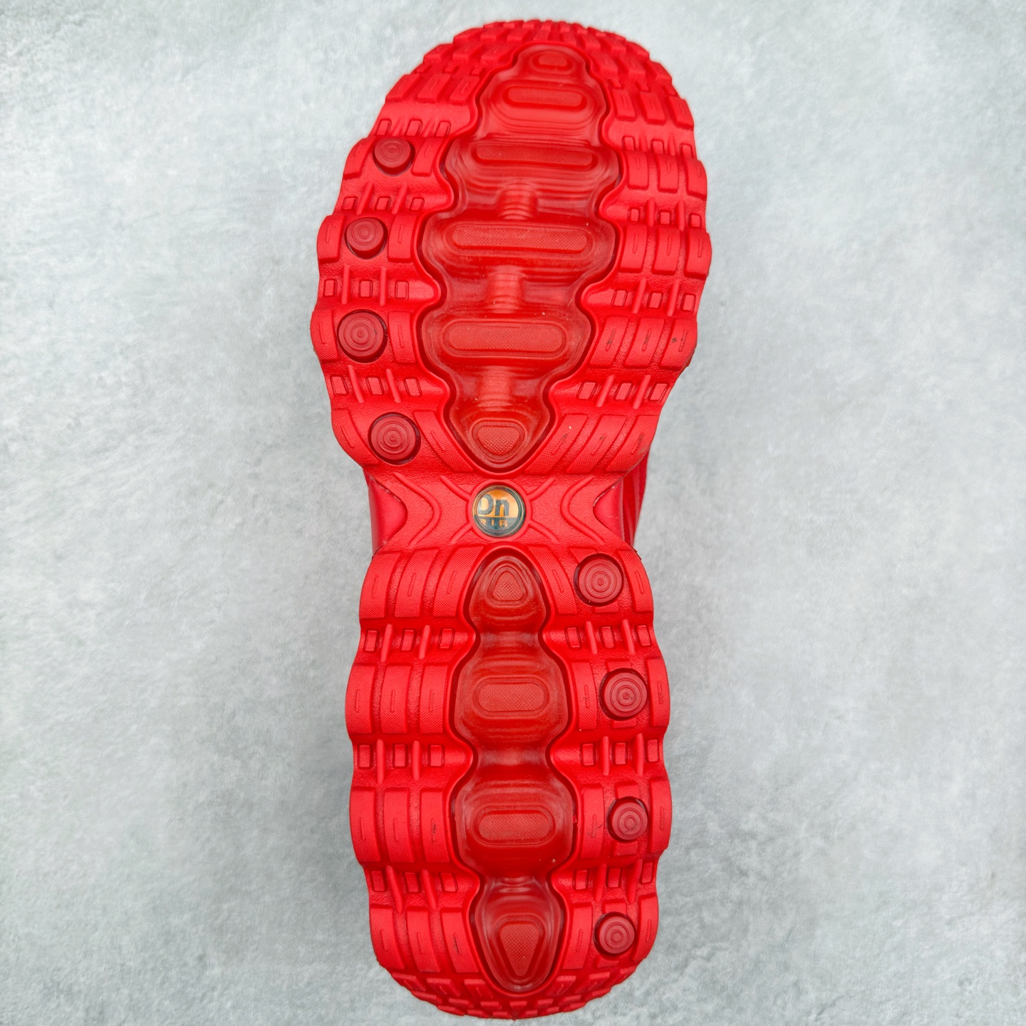 图片[9]-NK Air Max DN8 全掌科技气垫缓震运动跑鞋 FQ7860-019 DN8的核心亮点在于其八腔气垫结构 根据不同部位设定的气压值专为行走设计 提供卓越的舒适感 鞋面的设计让人联想到上世纪90年代末至2000年代初的多款Air Max 中底上系列圆形孔洞引发了热议 不少人将其与竞争品牌的缓震技术进行比较 例如K-SWISS 2010年代初推出的Tubes技 及以多孔鞋底闻名的品牌 尺码：36 36.5 37.5 38 38.5 39 40 40.5 41 42 42.5 43 44 44.5 45-选品中心